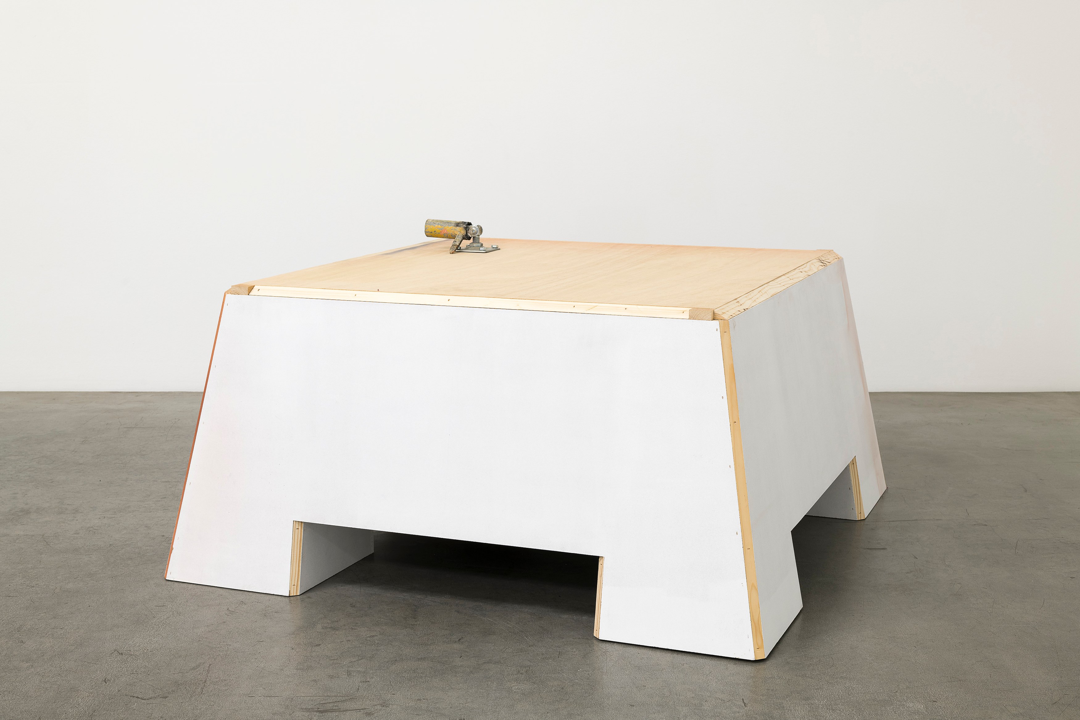 Manfred Pernice, Megan Plunkett, >anticorpo< at Emalin, photo 13