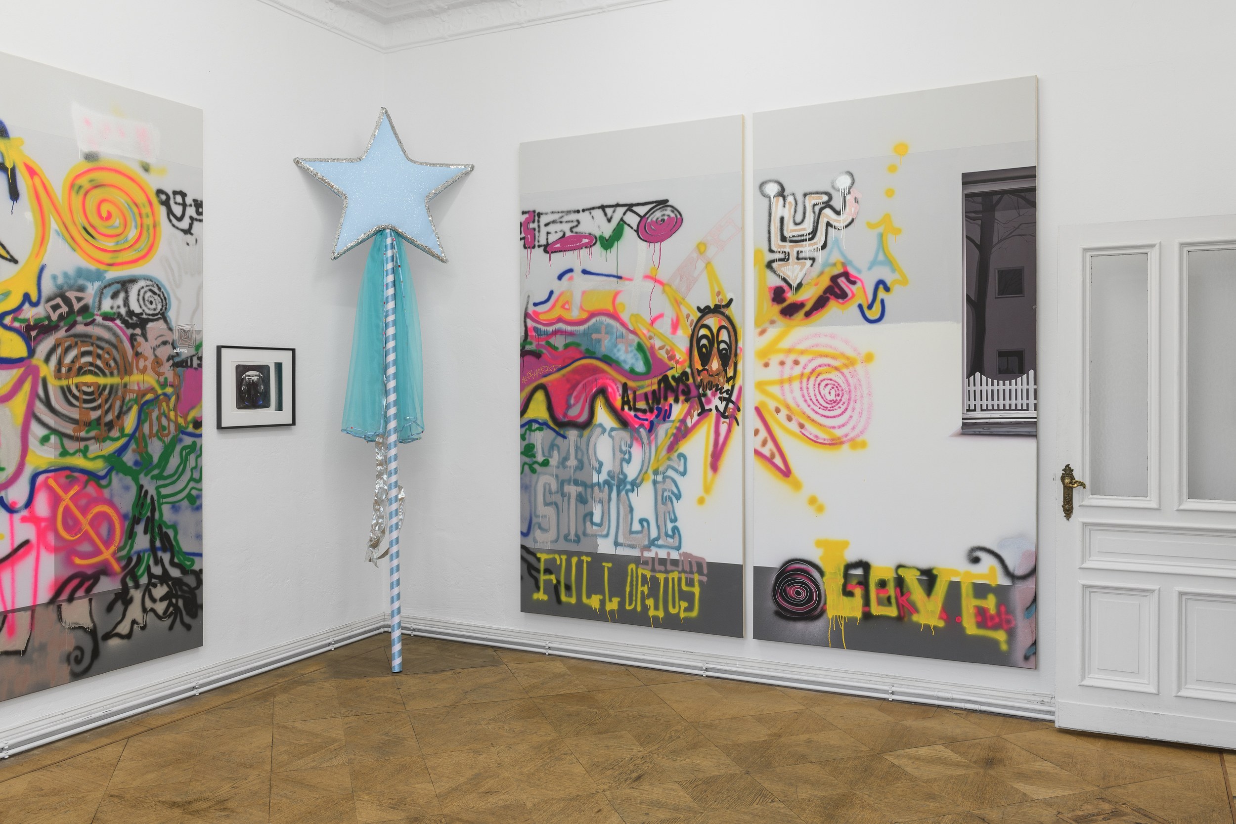 Angharad Williams, Berlin Straße at Schiefe Zähne, photo 2