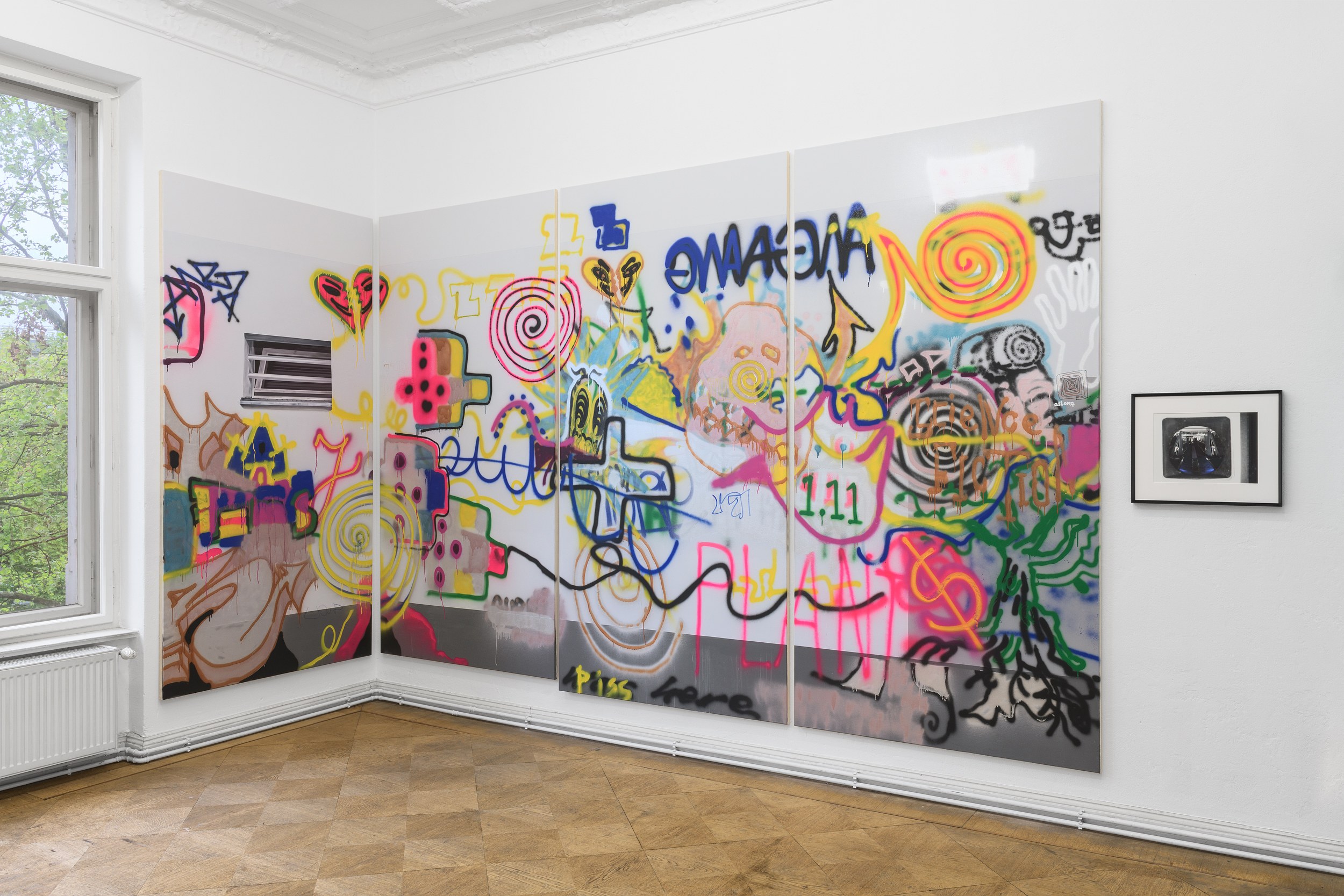 Angharad Williams, Berlin Straße at Schiefe Zähne, photo 3