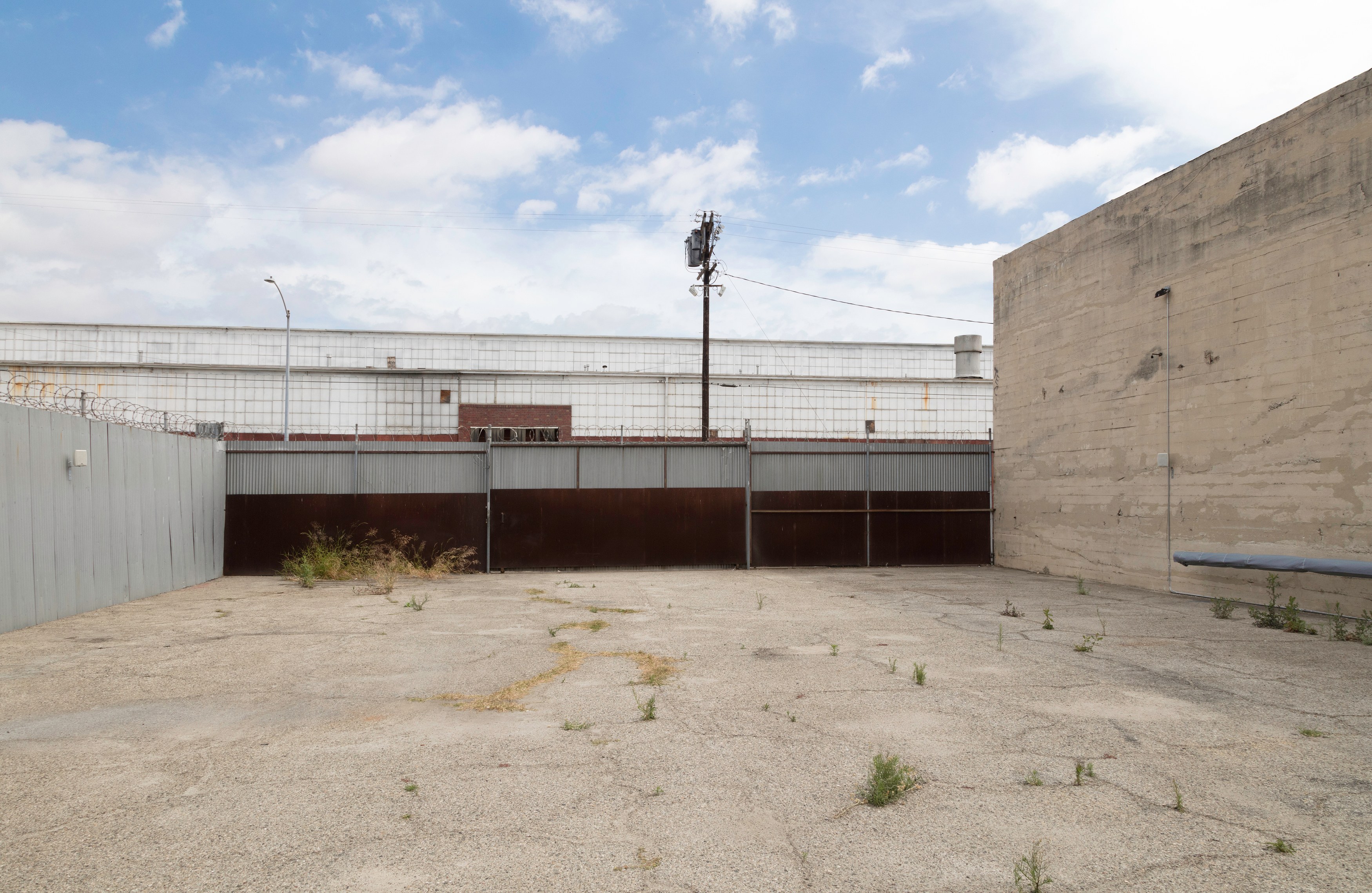 Lutz Bacher, Magic Mountain at 356 Mission, photo 17