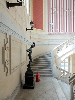 Image 2 of 32