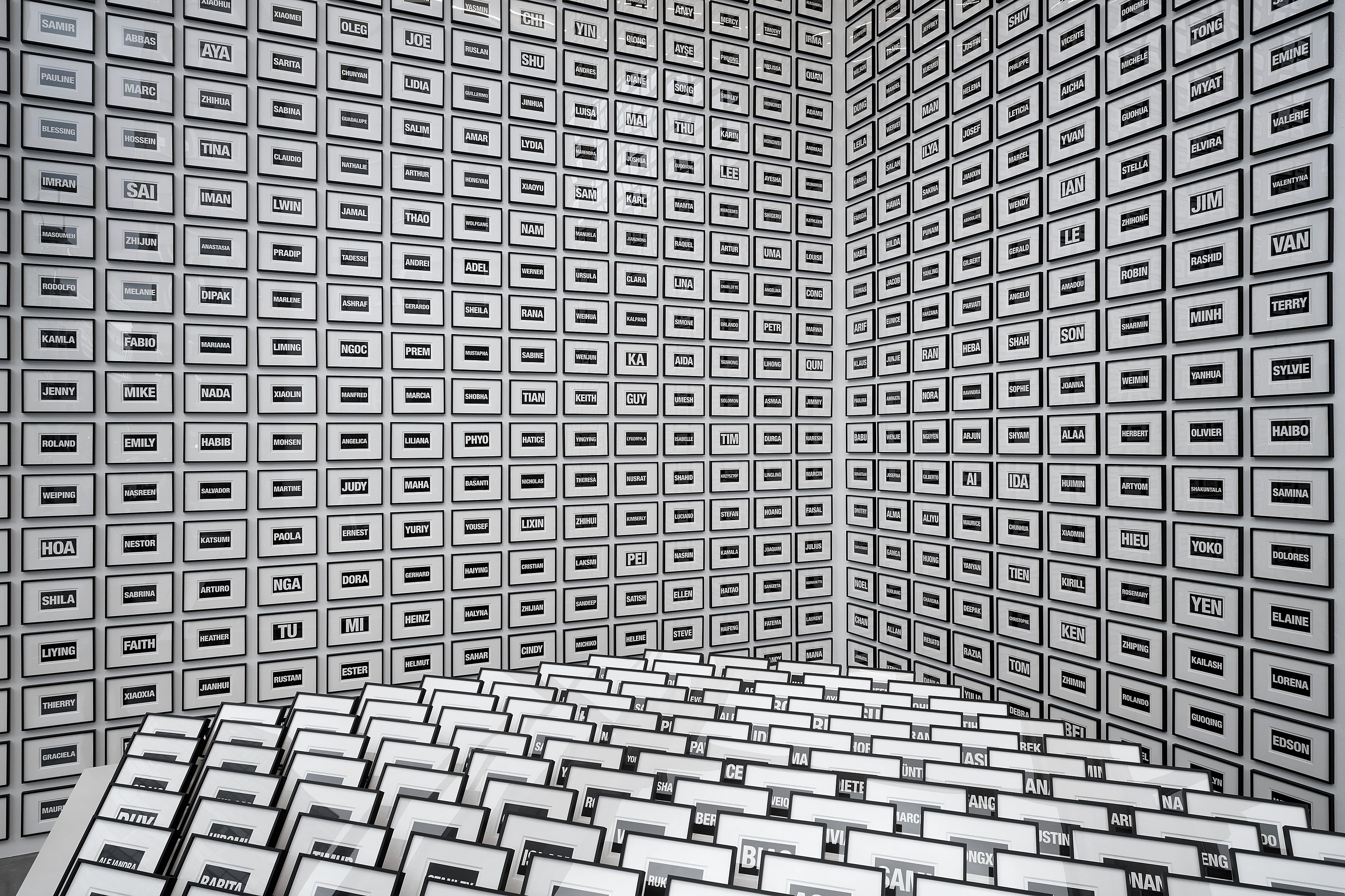 Allan McCollum, The World: A Moment In Time at Galerie Thomas Schulte, photo 4