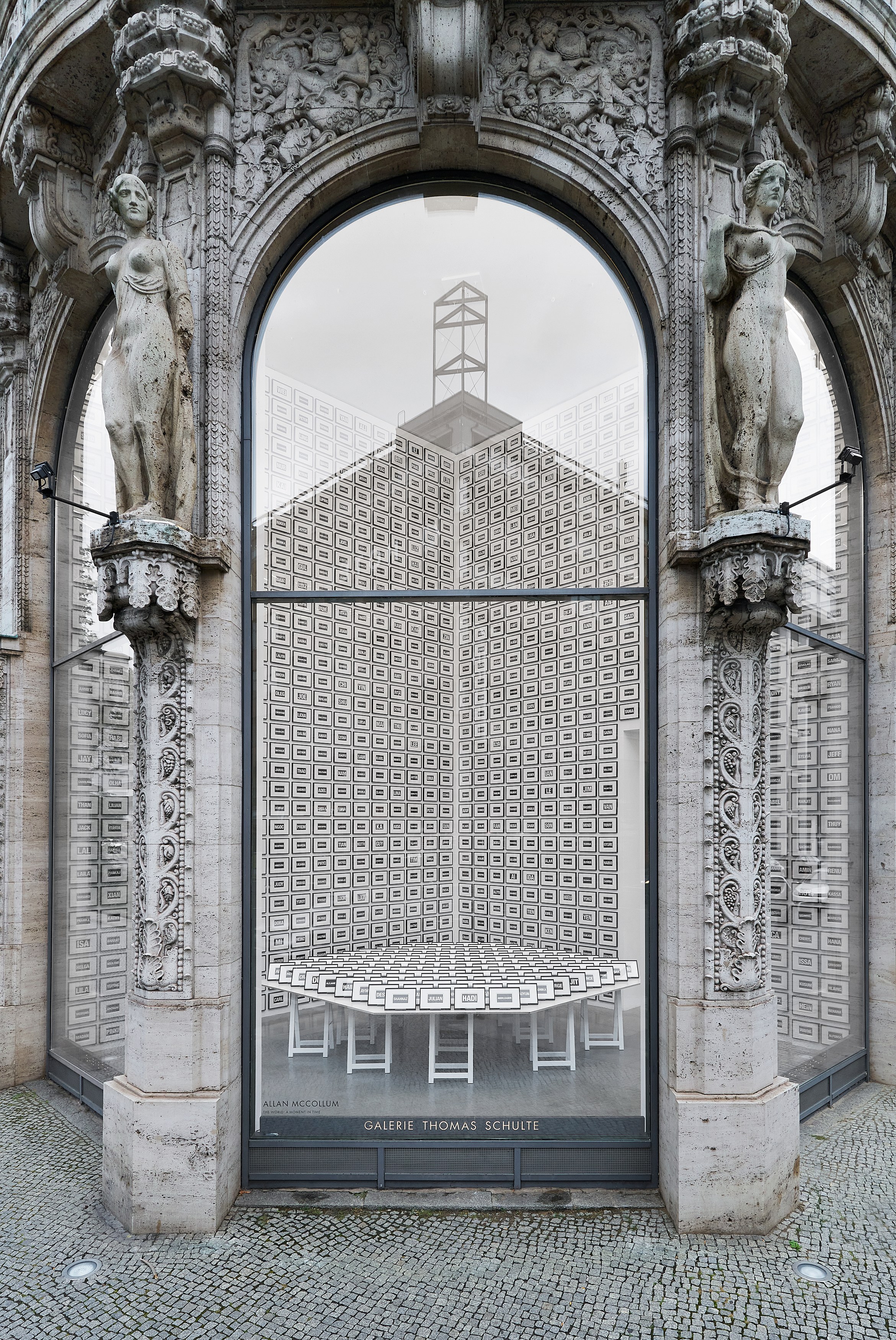 Allan McCollum, The World: A Moment In Time at Galerie Thomas Schulte, photo 3