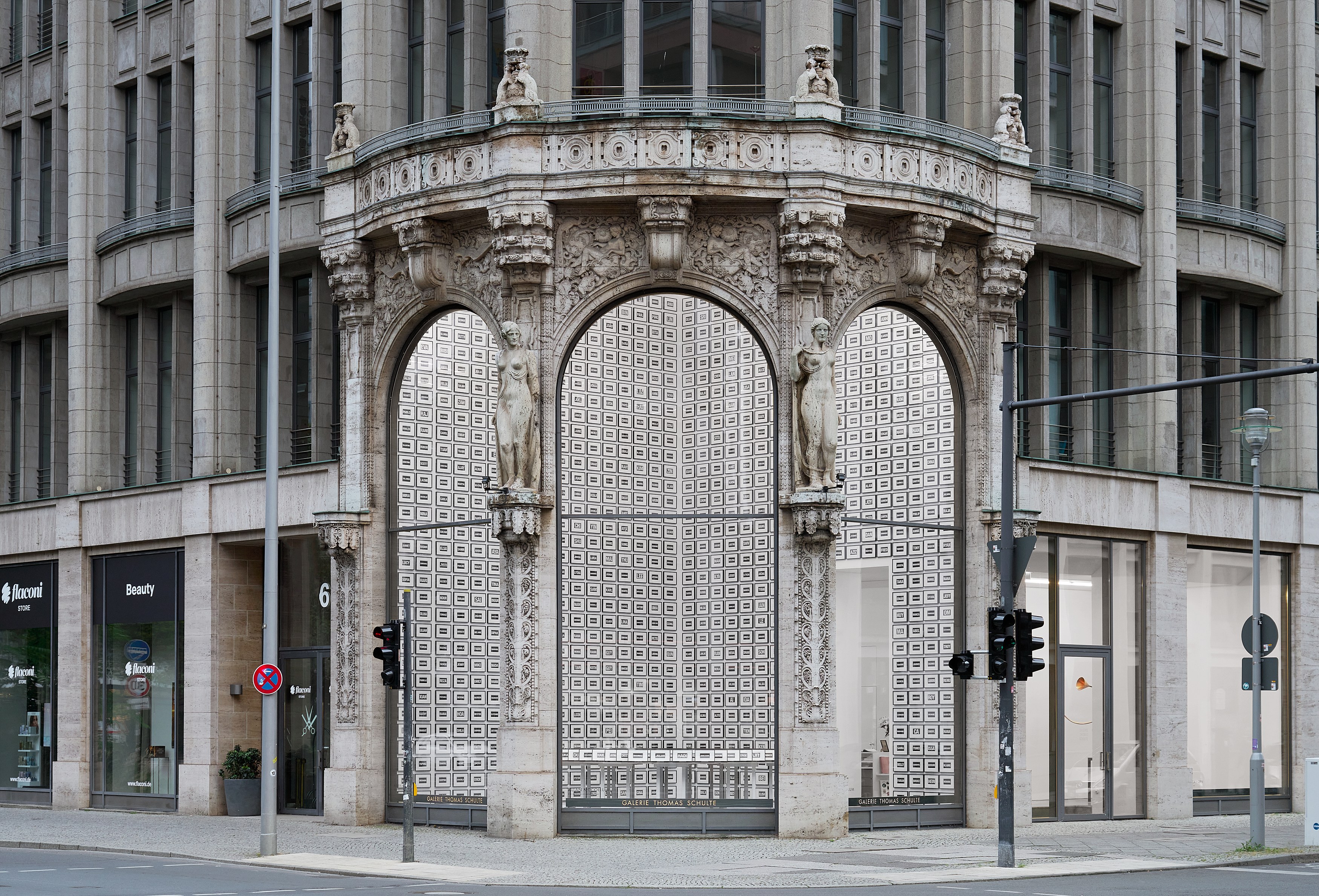 Allan McCollum, The World: A Moment In Time at Galerie Thomas Schulte, photo 2