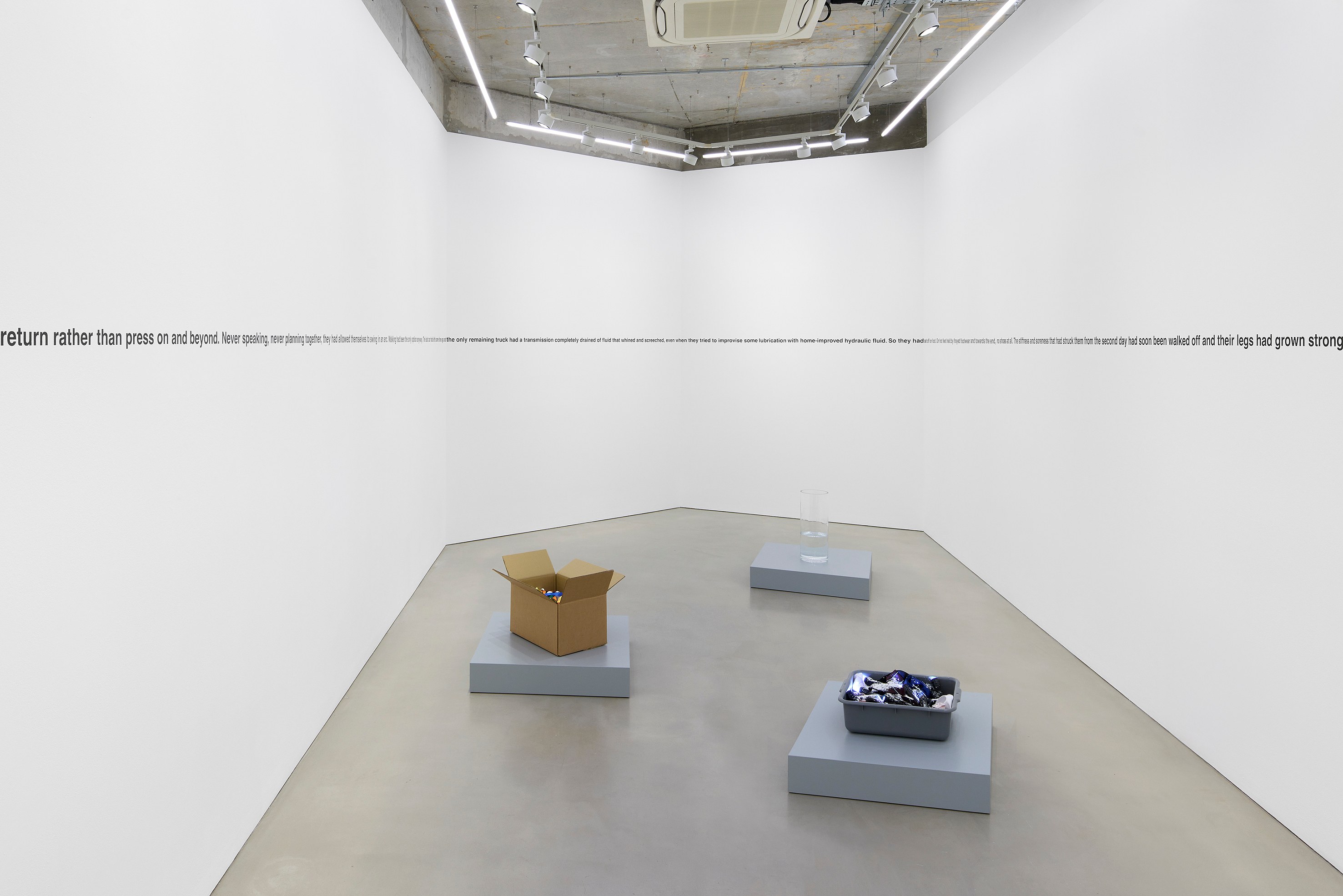 Liam Gillick, The Sleepwalkers at Studio M, photo 4