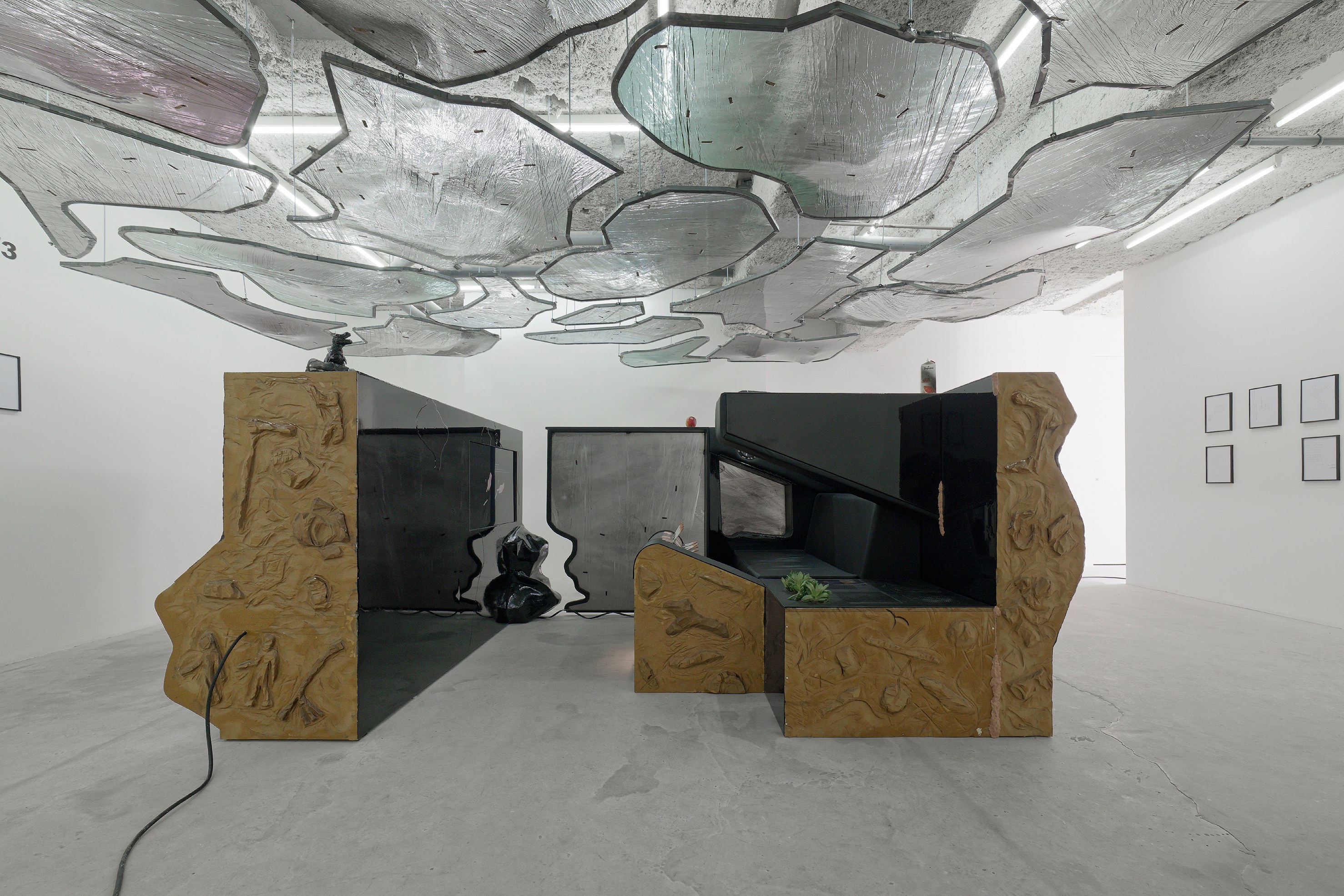 Neïl Beloufa, Neoliberal at Galerie Balice Hertling, photo 2