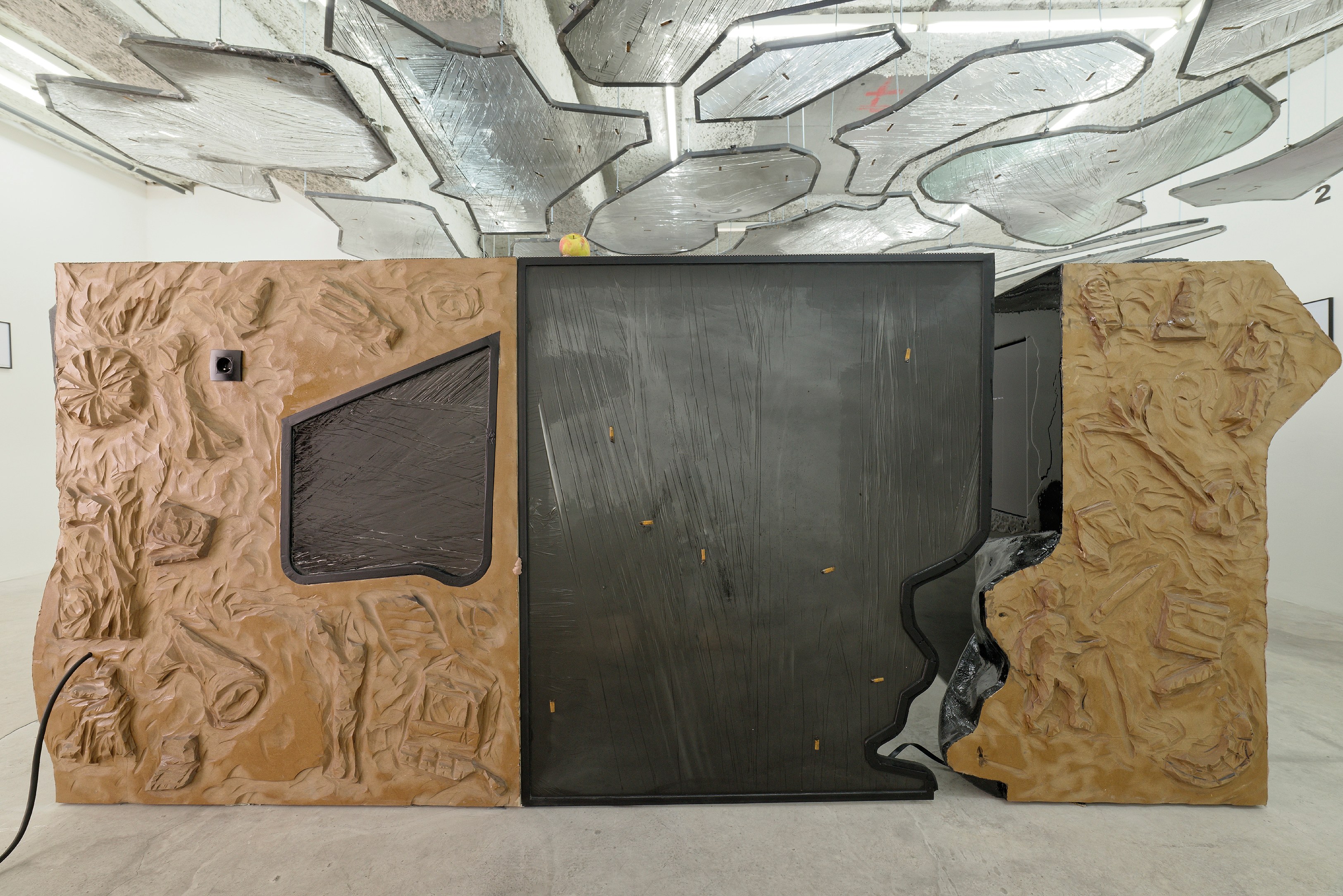 Neïl Beloufa, Neoliberal at Galerie Balice Hertling, photo 5