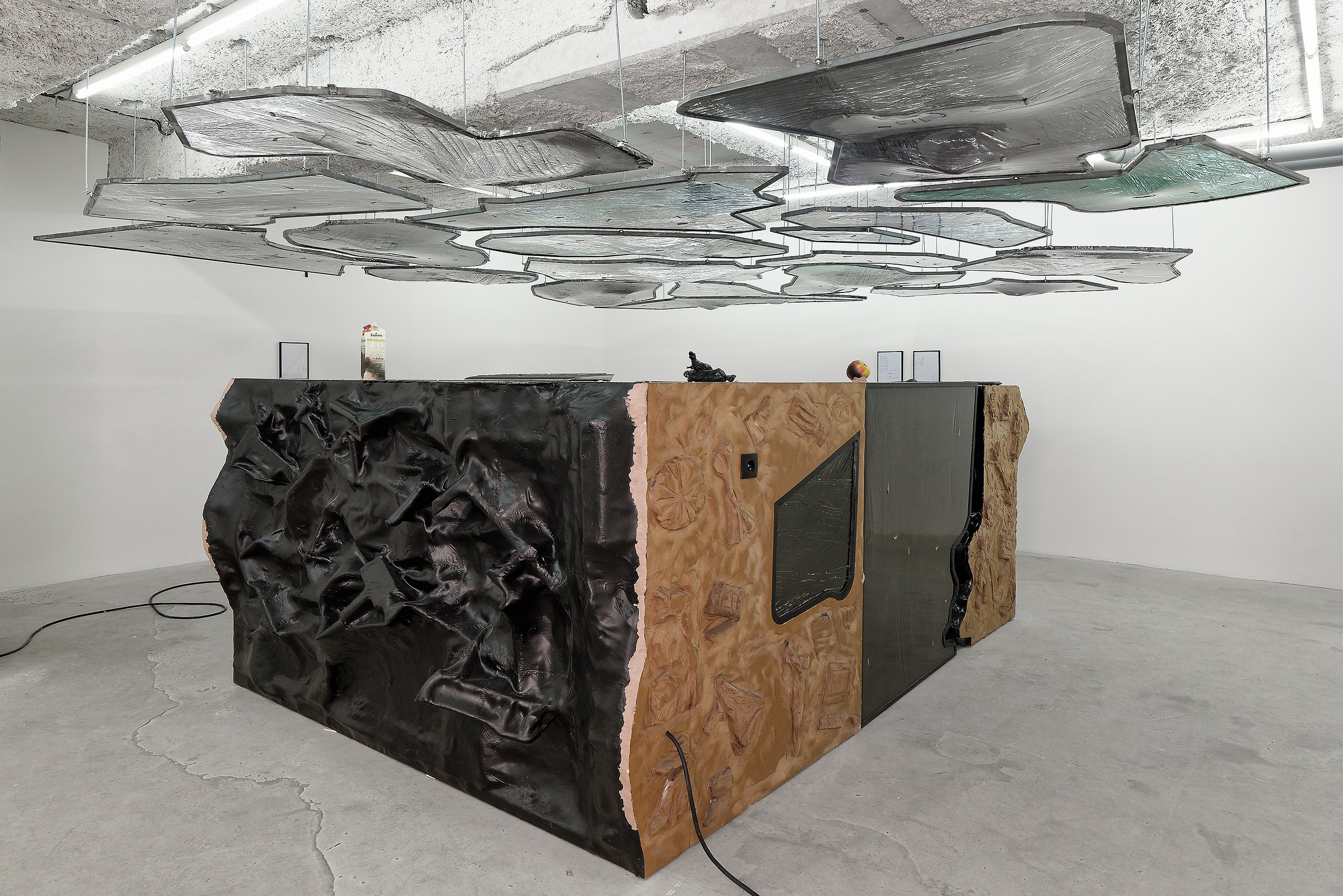 Neïl Beloufa, Neoliberal at Galerie Balice Hertling, photo 6