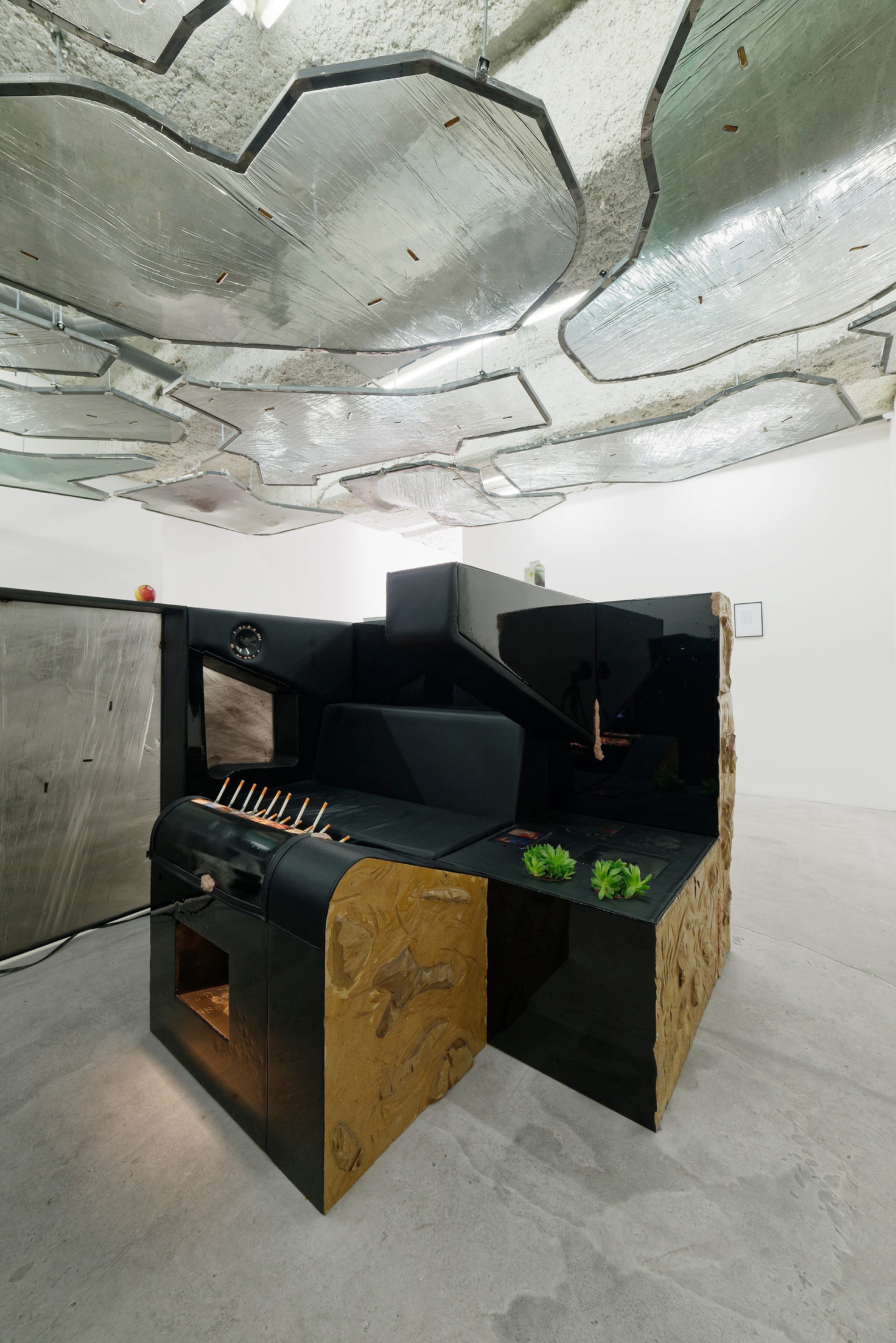 Neïl Beloufa, Neoliberal at Galerie Balice Hertling, photo 7