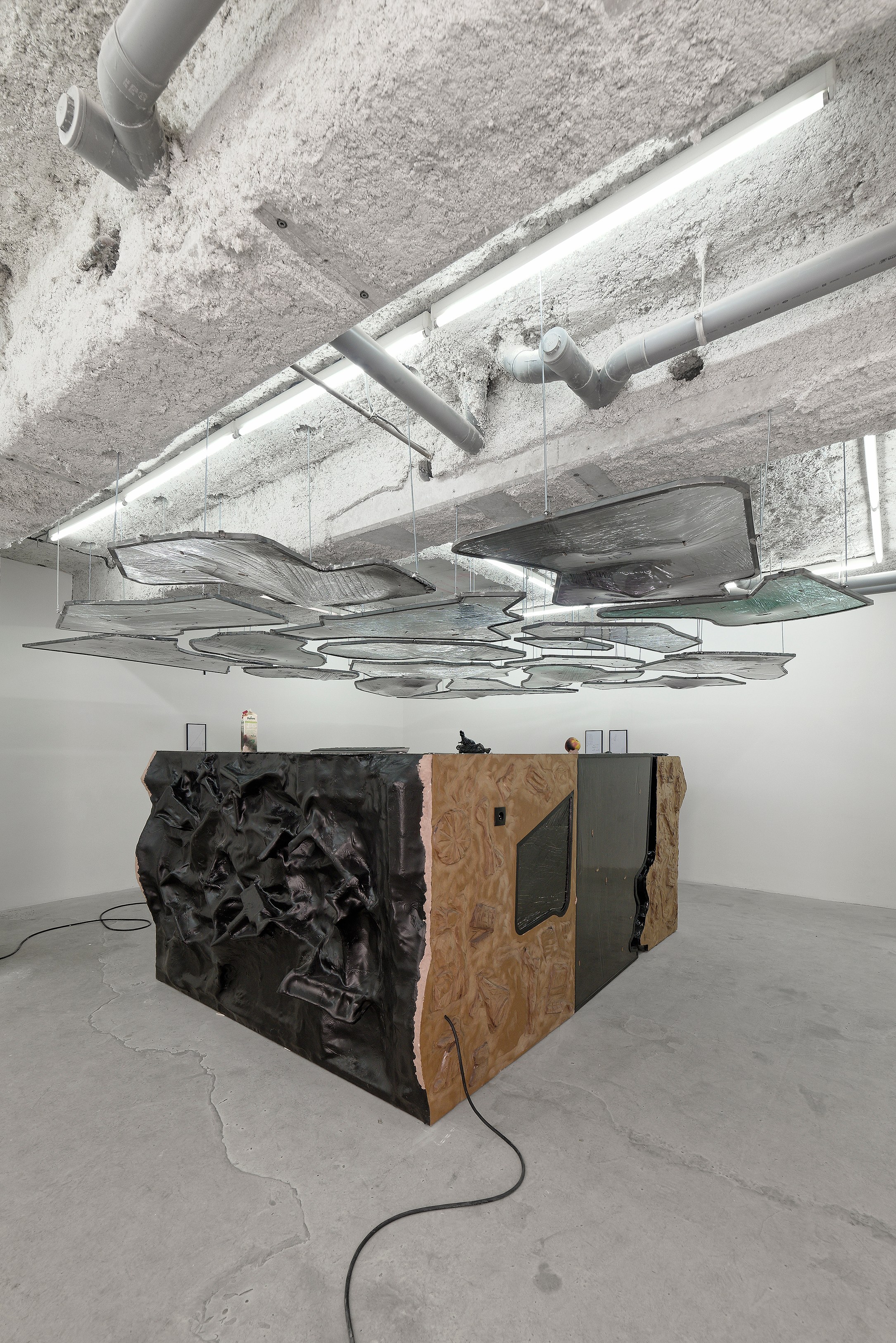 Neïl Beloufa, Neoliberal at Galerie Balice Hertling, photo 8