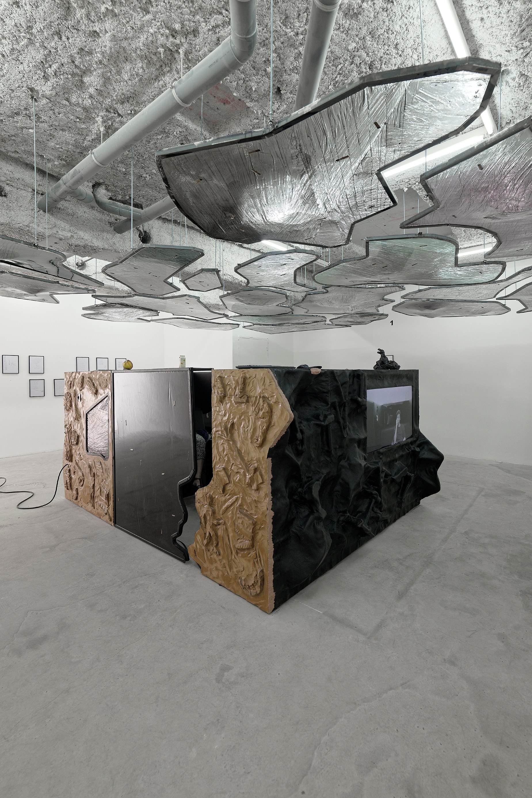 Neïl Beloufa, Neoliberal at Galerie Balice Hertling, photo 9