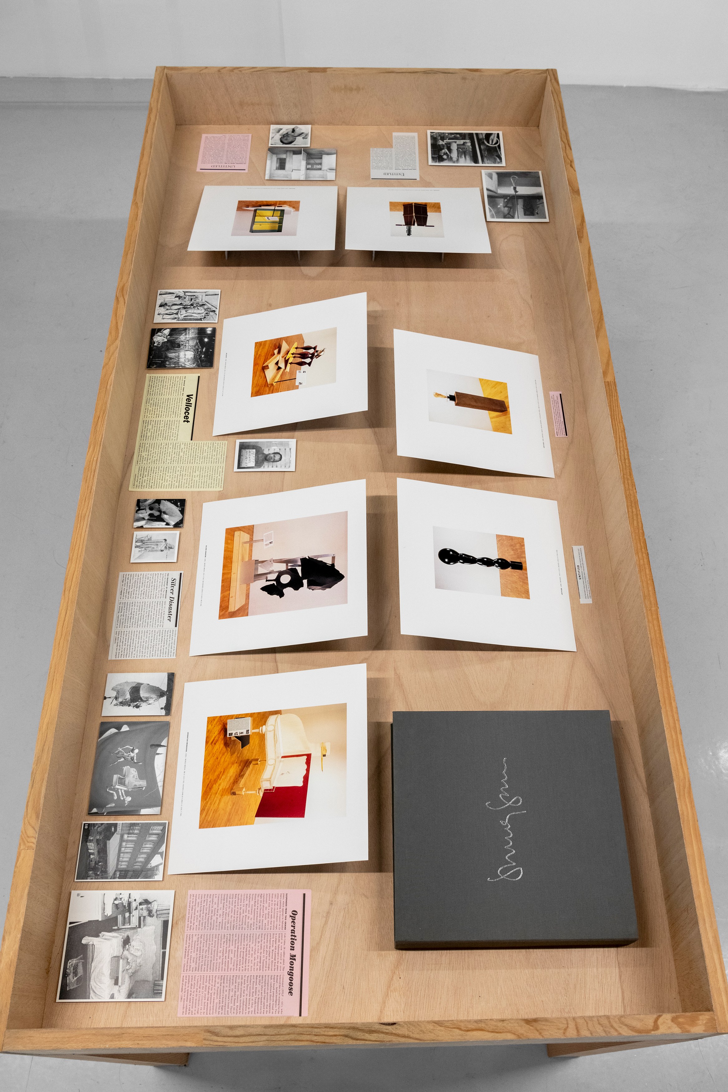 Ronald Jones, Clock in a Radio at Air de Paris, photo 40