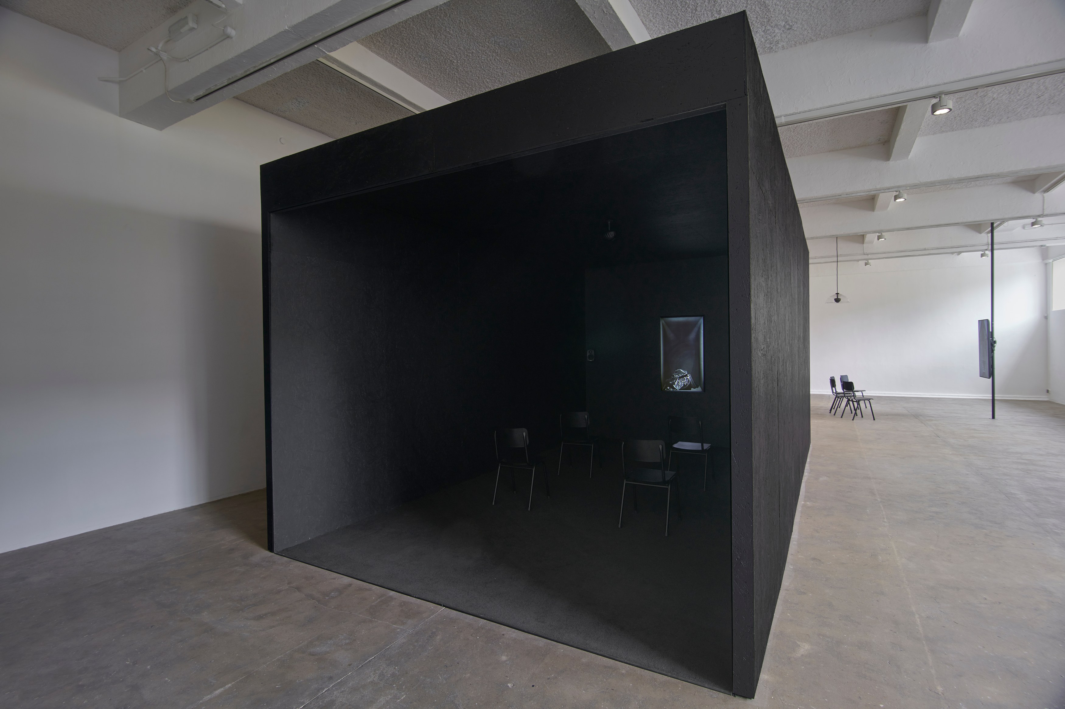 Dan Guthrie, Empty Alcove / Rotting Figure at Chisenhale Gallery, photo 4