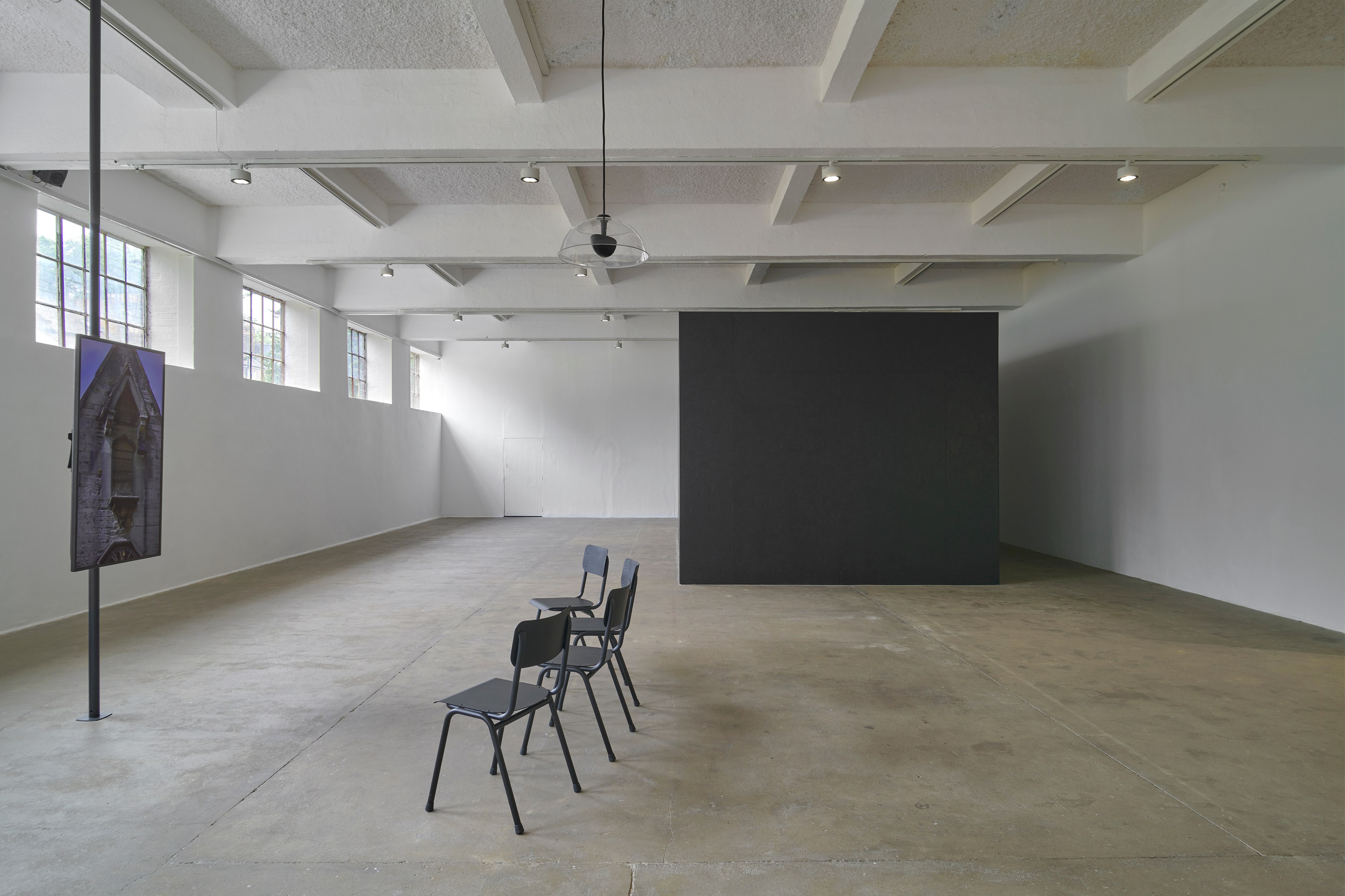 Dan Guthrie, Empty Alcove / Rotting Figure at Chisenhale Gallery, photo 3