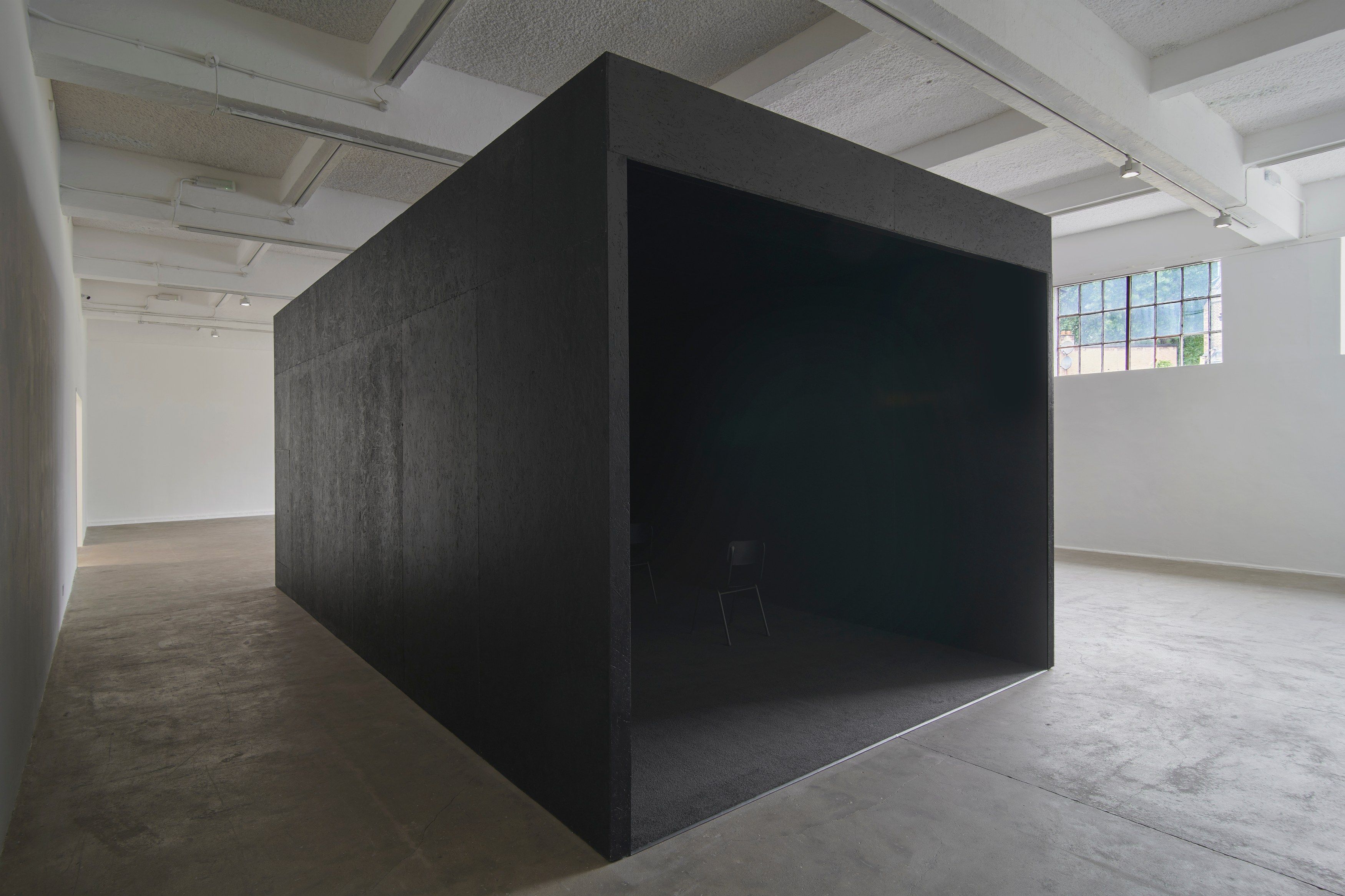 Dan Guthrie, Empty Alcove / Rotting Figure at Chisenhale Gallery, photo 5