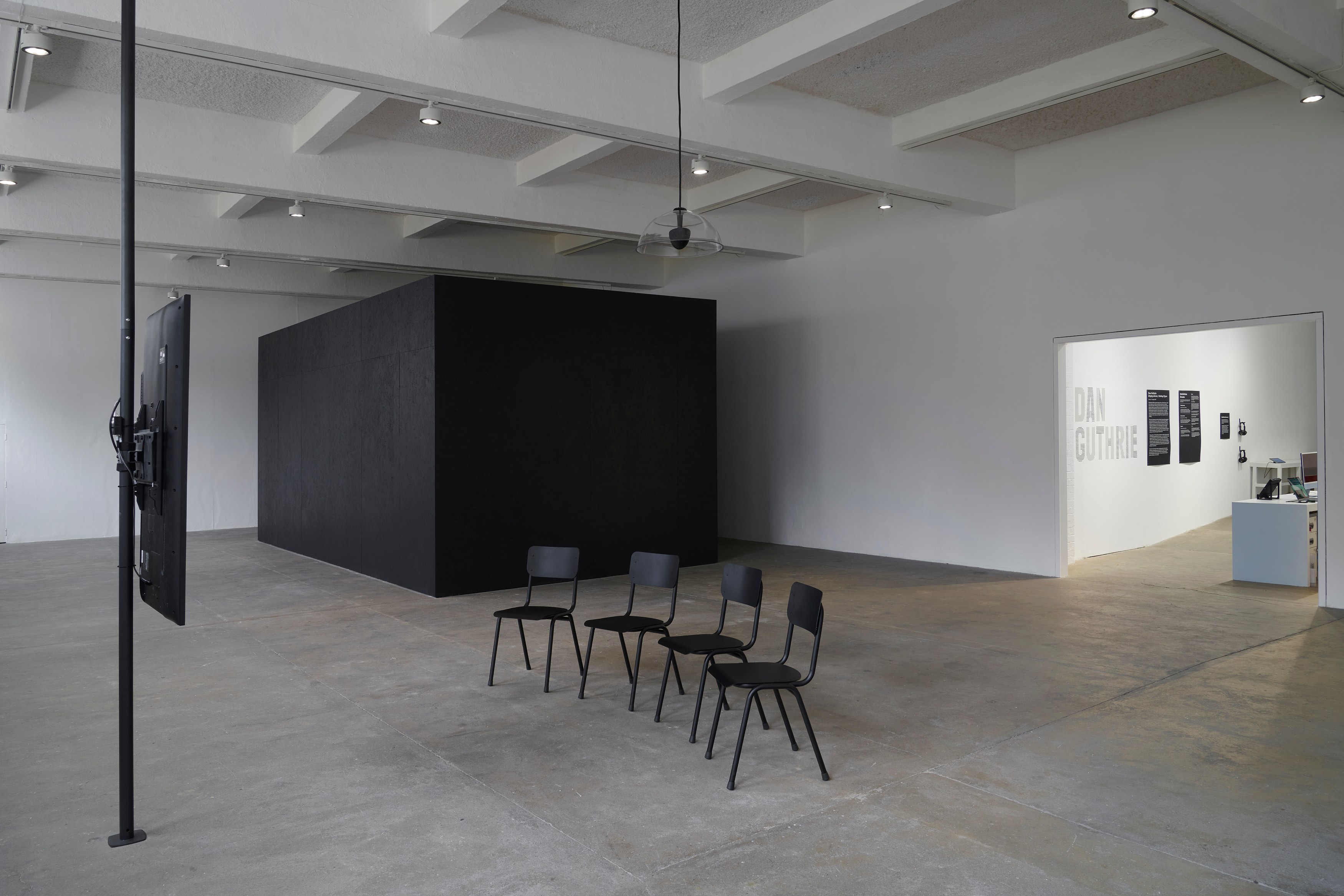 Dan Guthrie, Empty Alcove / Rotting Figure at Chisenhale Gallery, photo 8