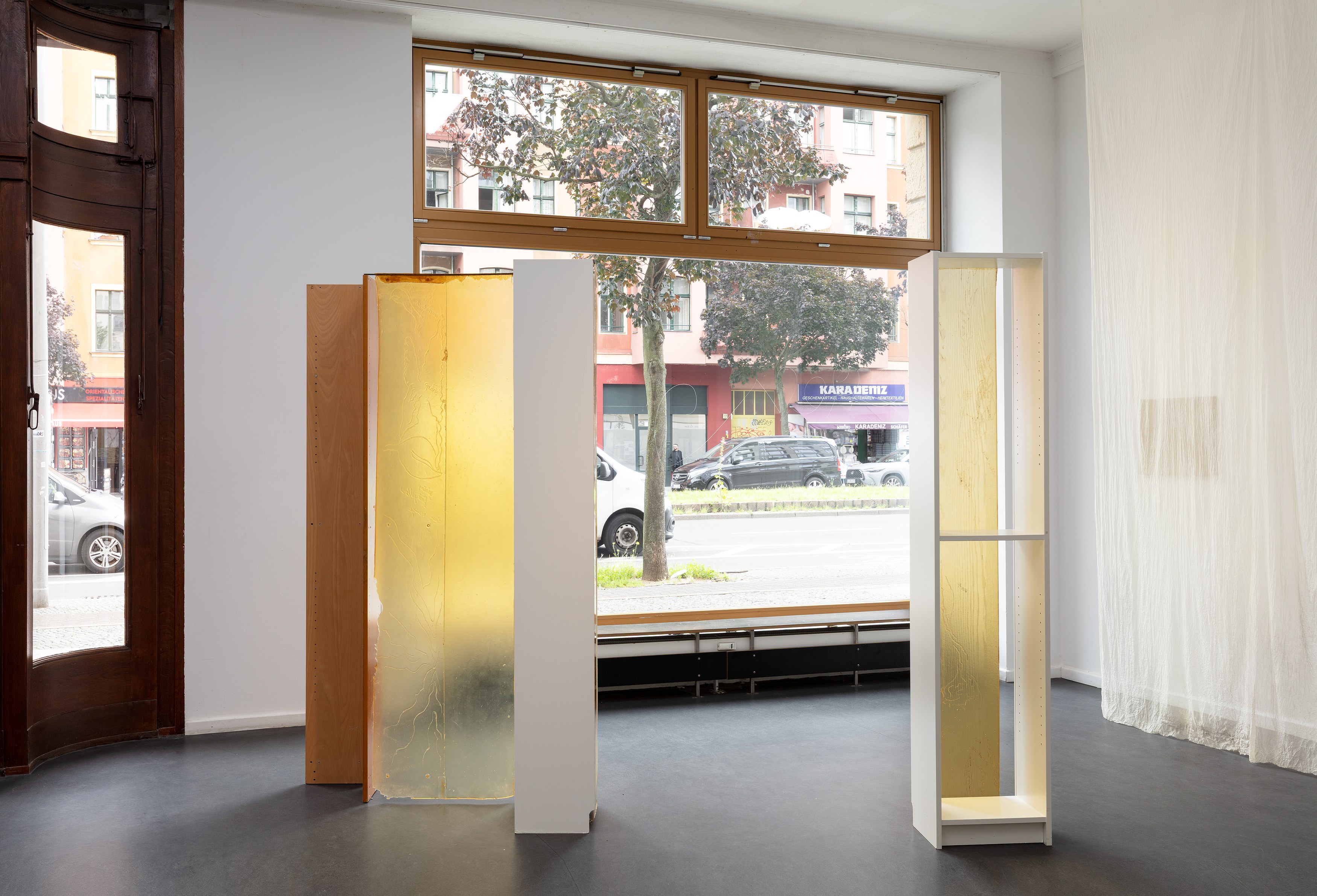 Krys Huba, All of those records; tell me, bee at Künstlerhaus Bethanien, photo 6