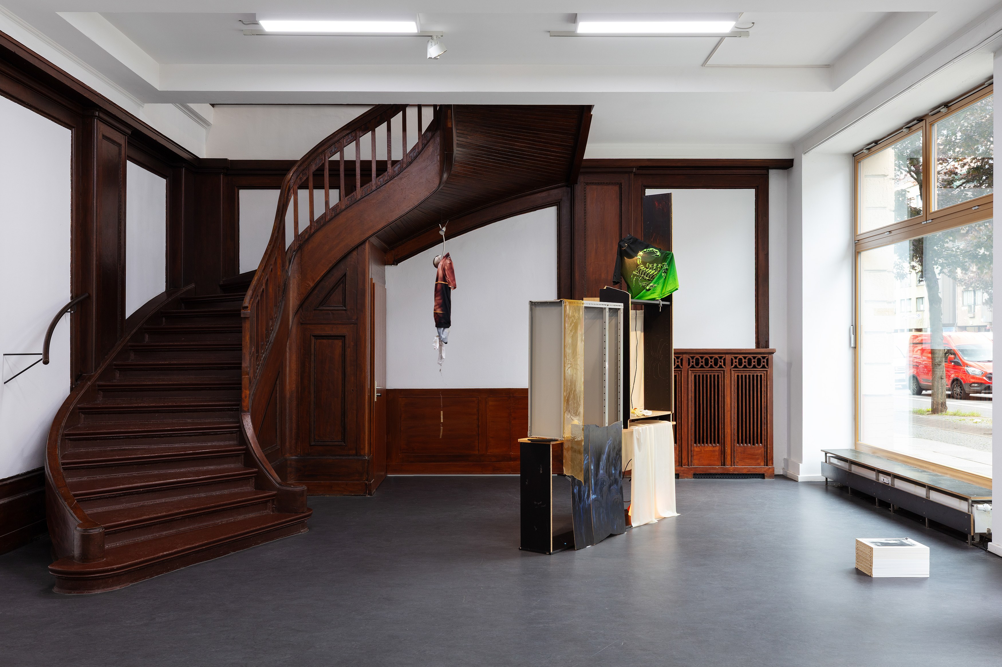 Krys Huba, All of those records; tell me, bee at Künstlerhaus Bethanien, photo 7