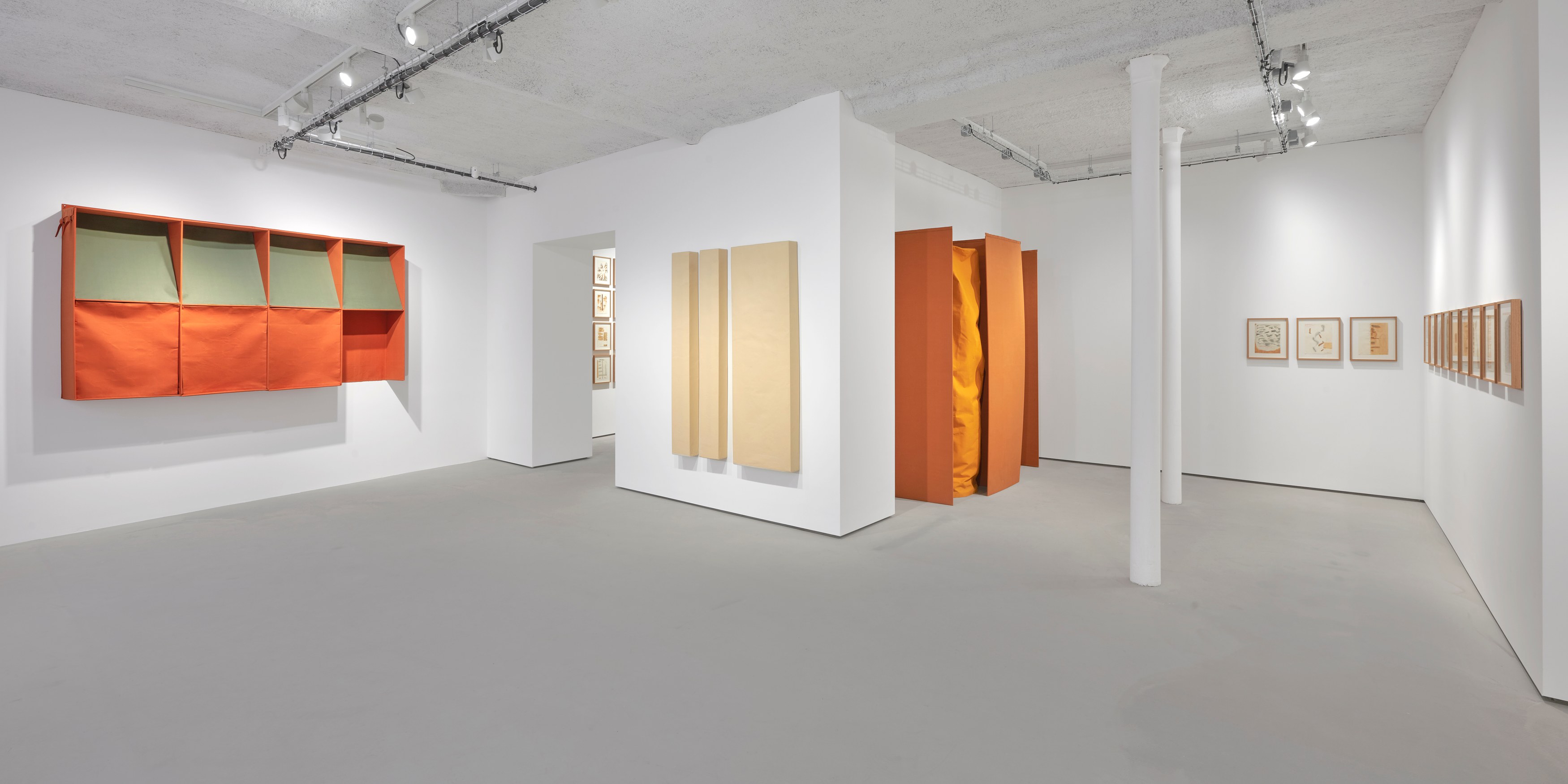 Franz Erhard Walther, Les couleurs sont des actions de la lumière... at Galerie Jocelyn Wolff, photo 8