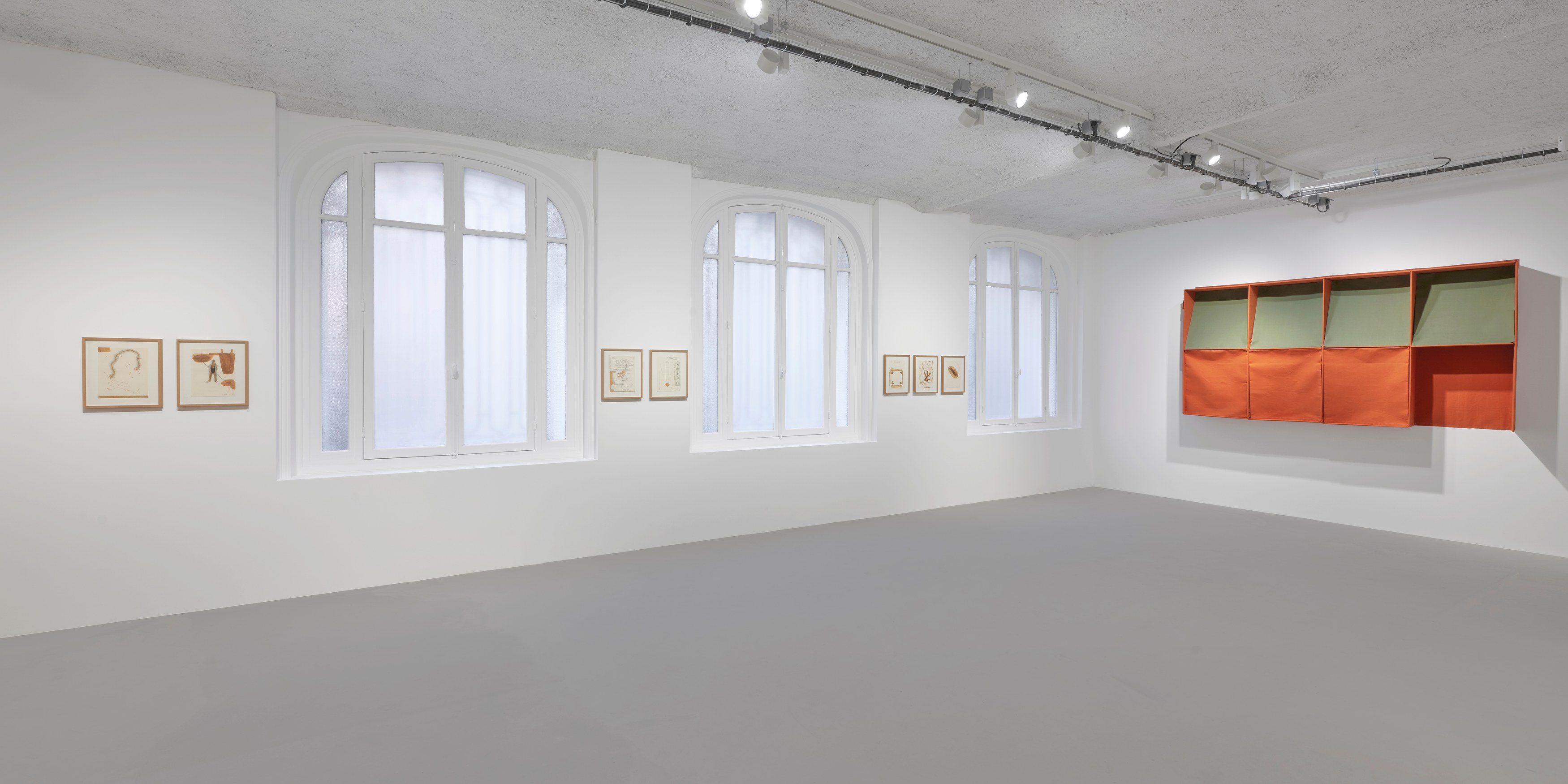 Franz Erhard Walther, Les couleurs sont des actions de la lumière... at Galerie Jocelyn Wolff, photo 2