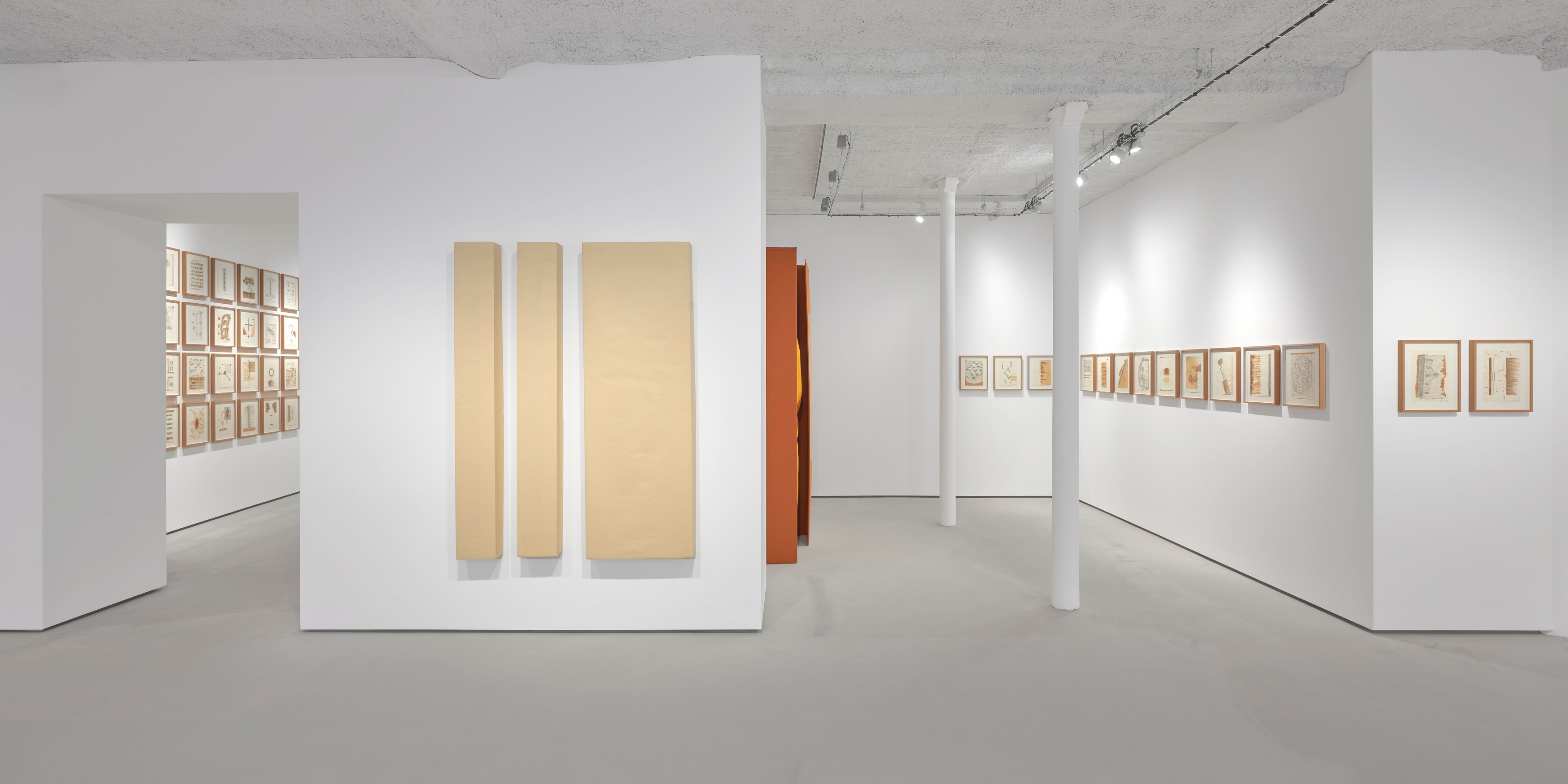 Franz Erhard Walther, Les couleurs sont des actions de la lumière... at Galerie Jocelyn Wolff, photo 6