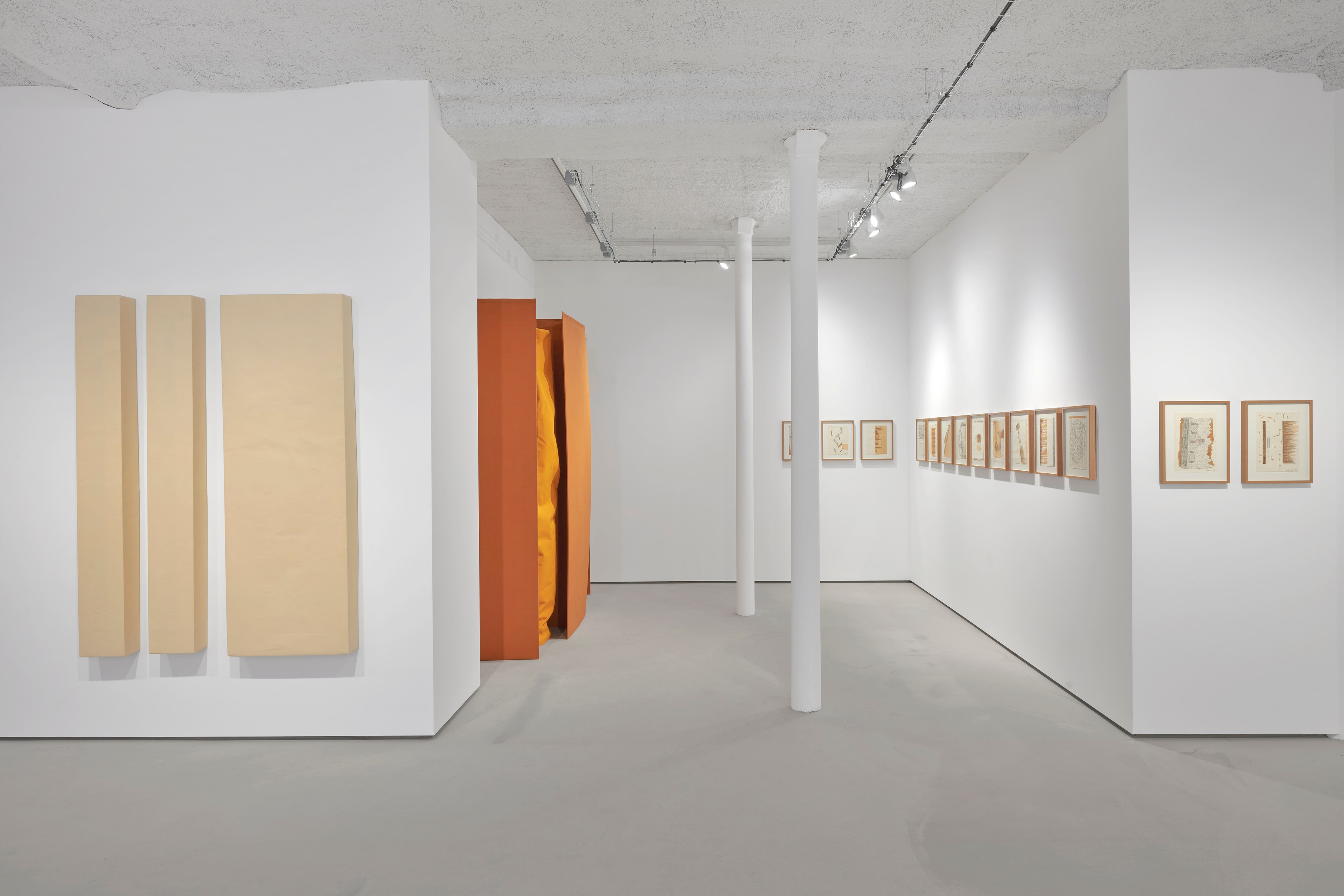 Franz Erhard Walther, Les couleurs sont des actions de la lumière... at Galerie Jocelyn Wolff, photo 7
