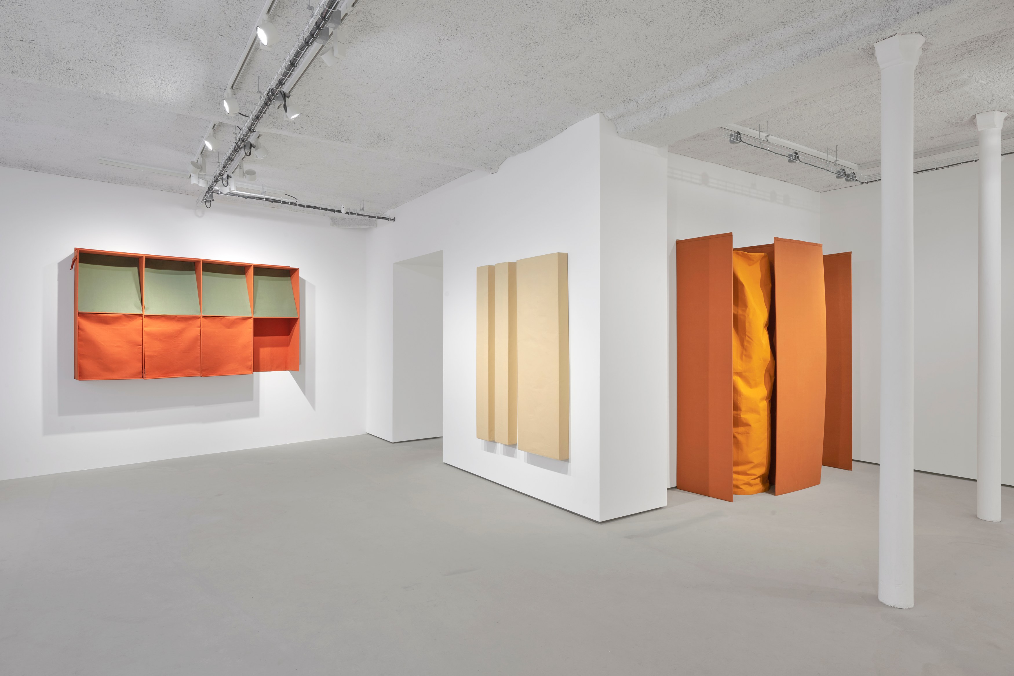 Franz Erhard Walther, Les couleurs sont des actions de la lumière... at Galerie Jocelyn Wolff, photo 9
