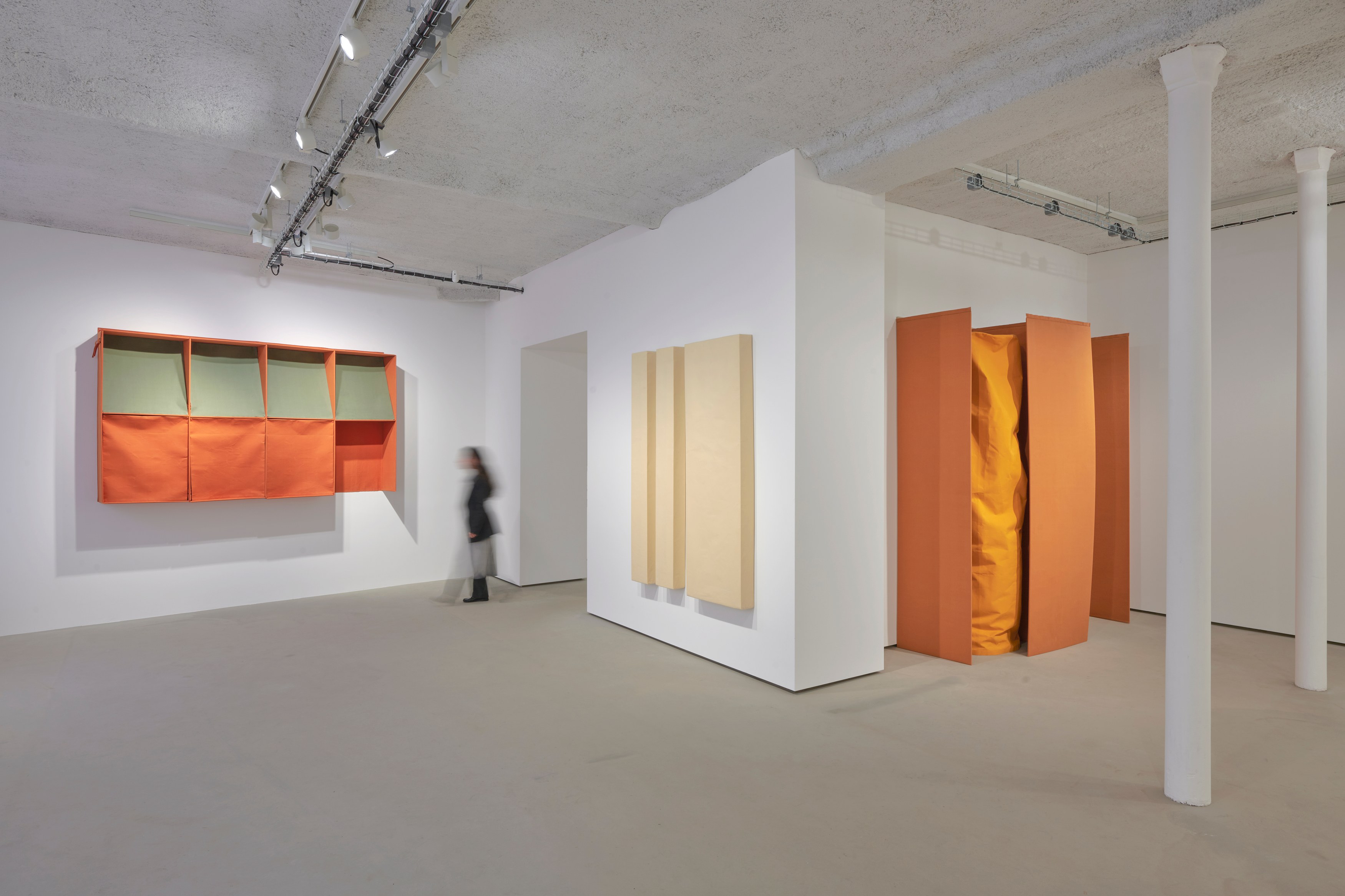 Franz Erhard Walther, Les couleurs sont des actions de la lumière... at Galerie Jocelyn Wolff, photo 10