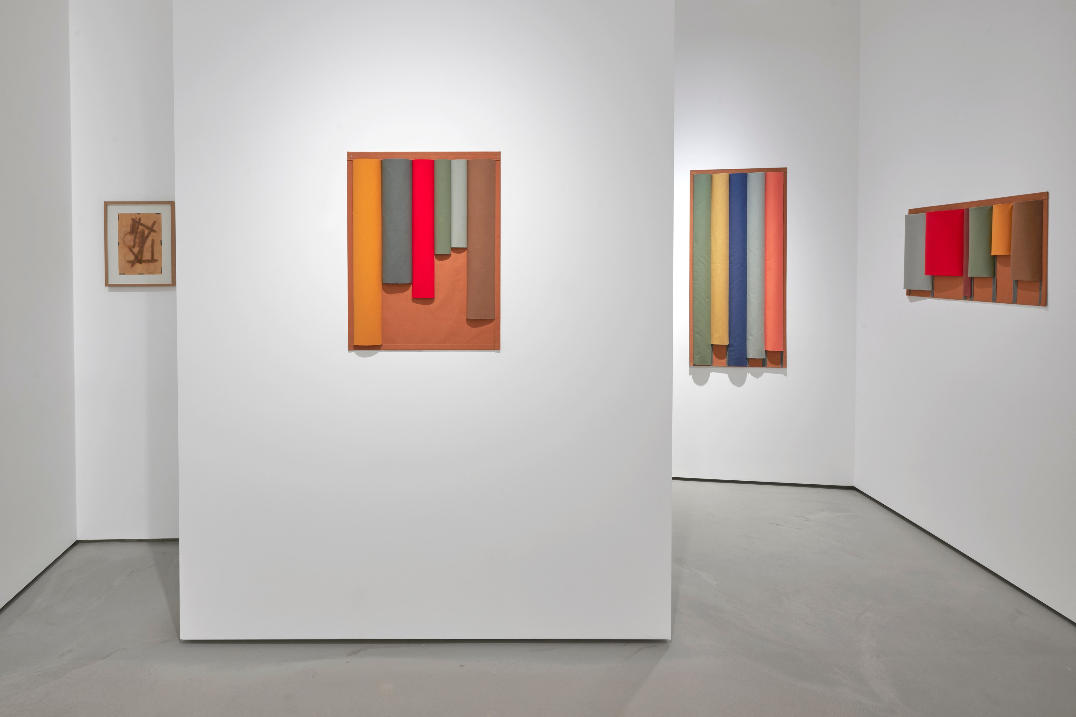 Franz Erhard Walther, Les couleurs sont des actions de la lumière... at Galerie Jocelyn Wolff, photo 16
