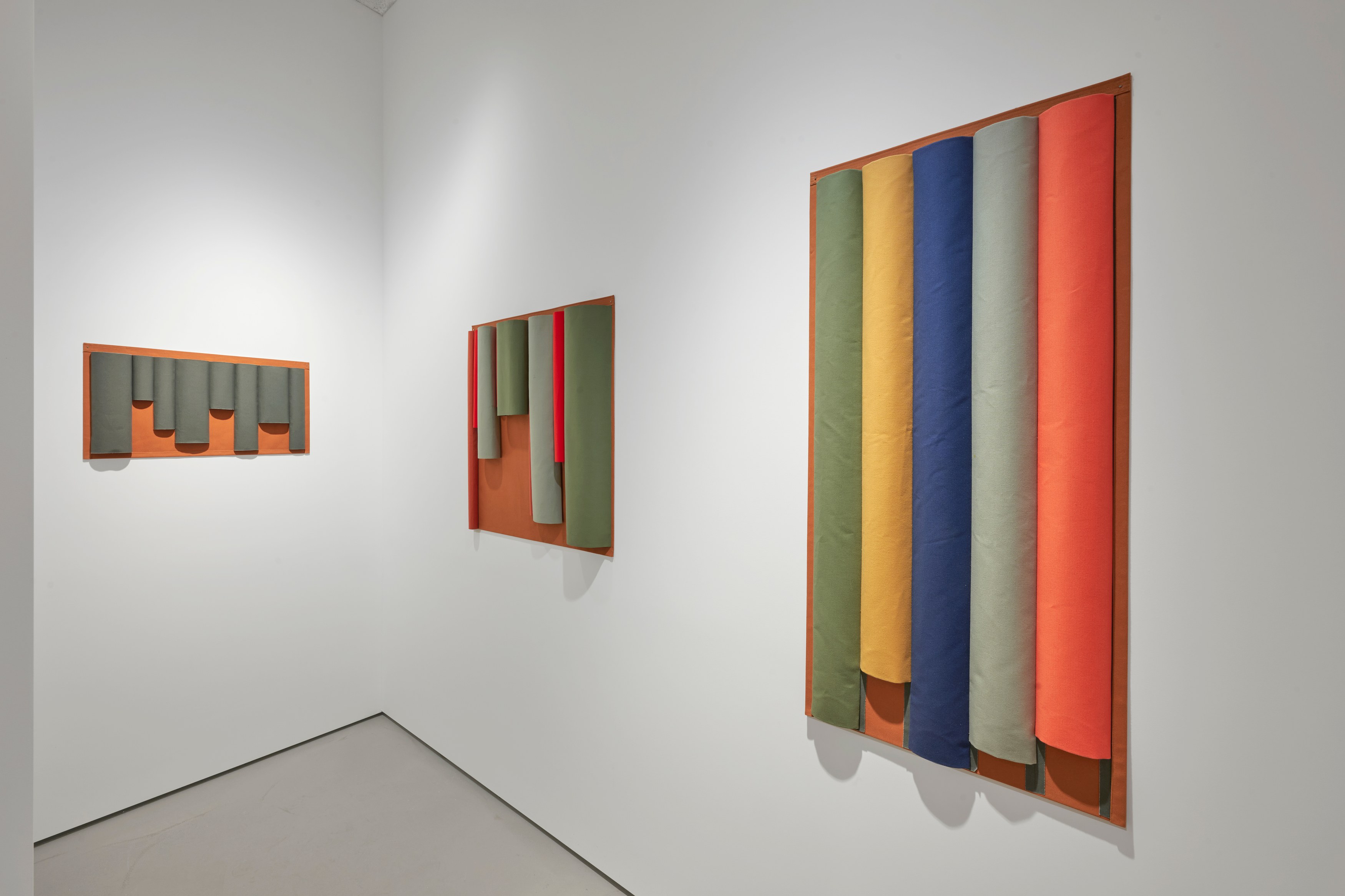 Franz Erhard Walther, Les couleurs sont des actions de la lumière... at Galerie Jocelyn Wolff, photo 15