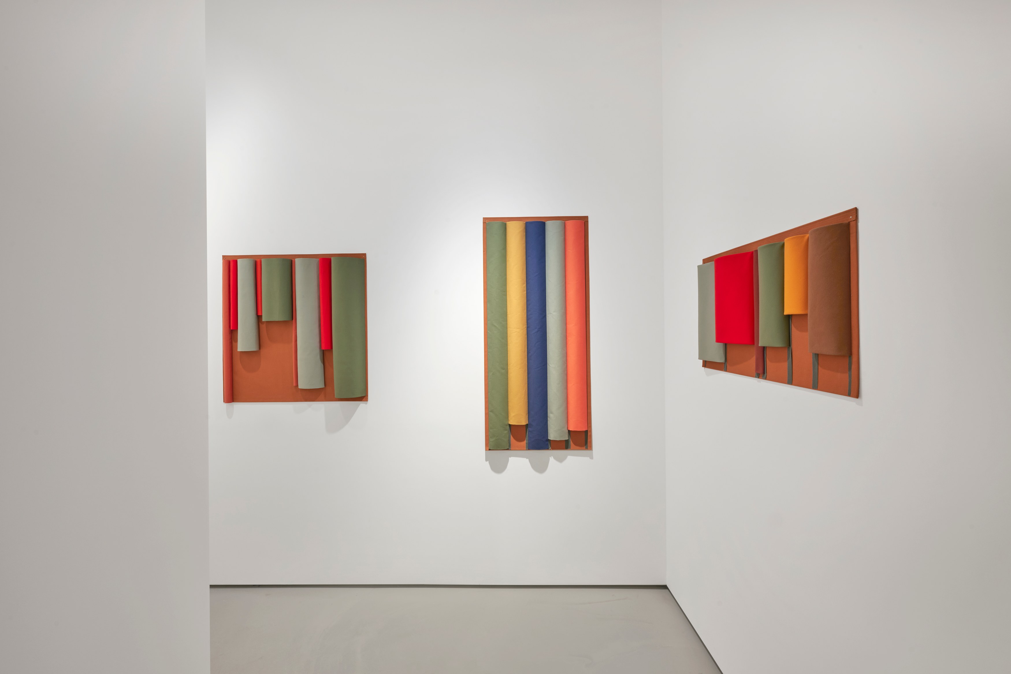 Franz Erhard Walther, Les couleurs sont des actions de la lumière... at Galerie Jocelyn Wolff, photo 17