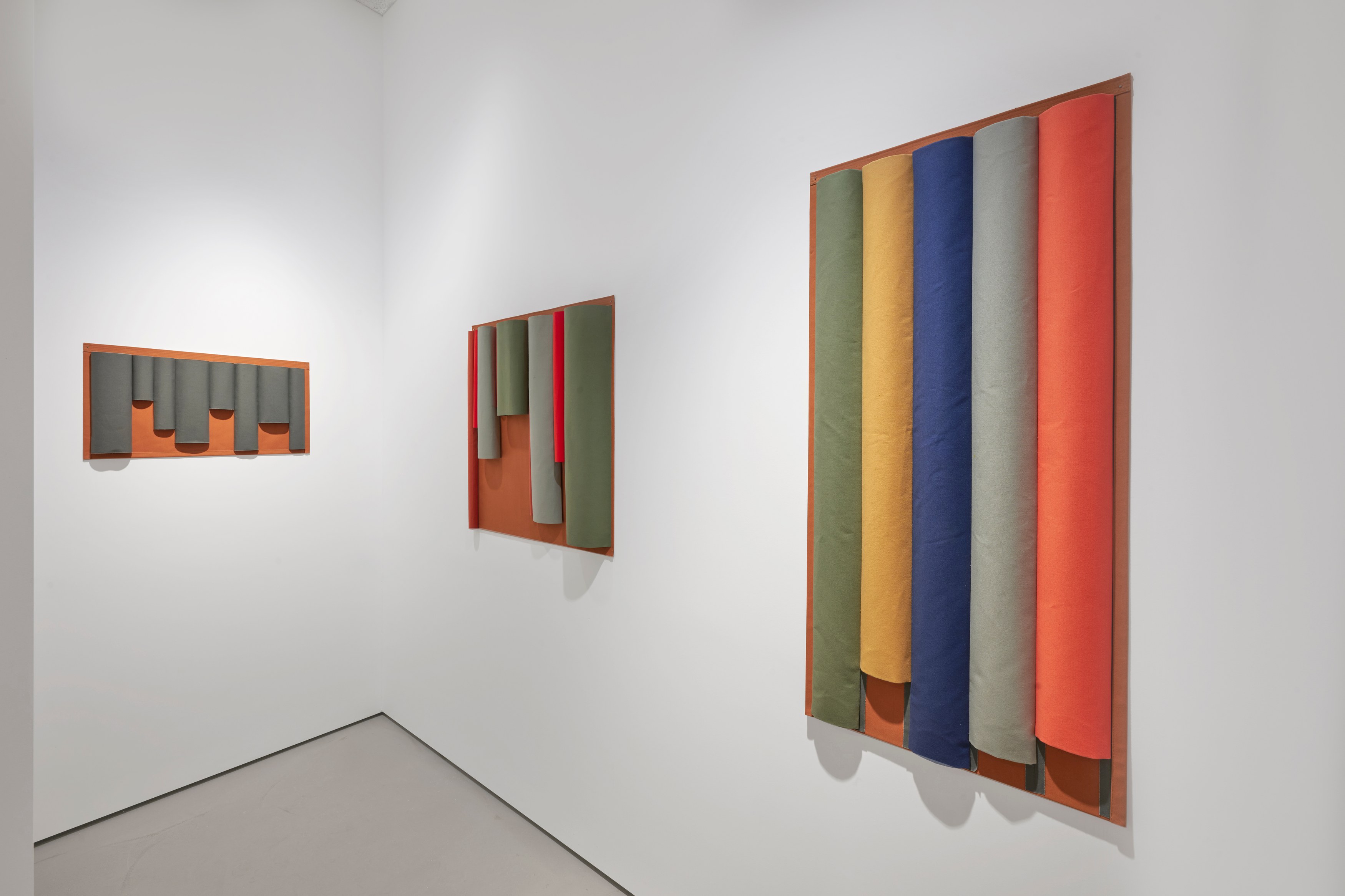 Franz Erhard Walther, Les couleurs sont des actions de la lumière... at Galerie Jocelyn Wolff, photo 18