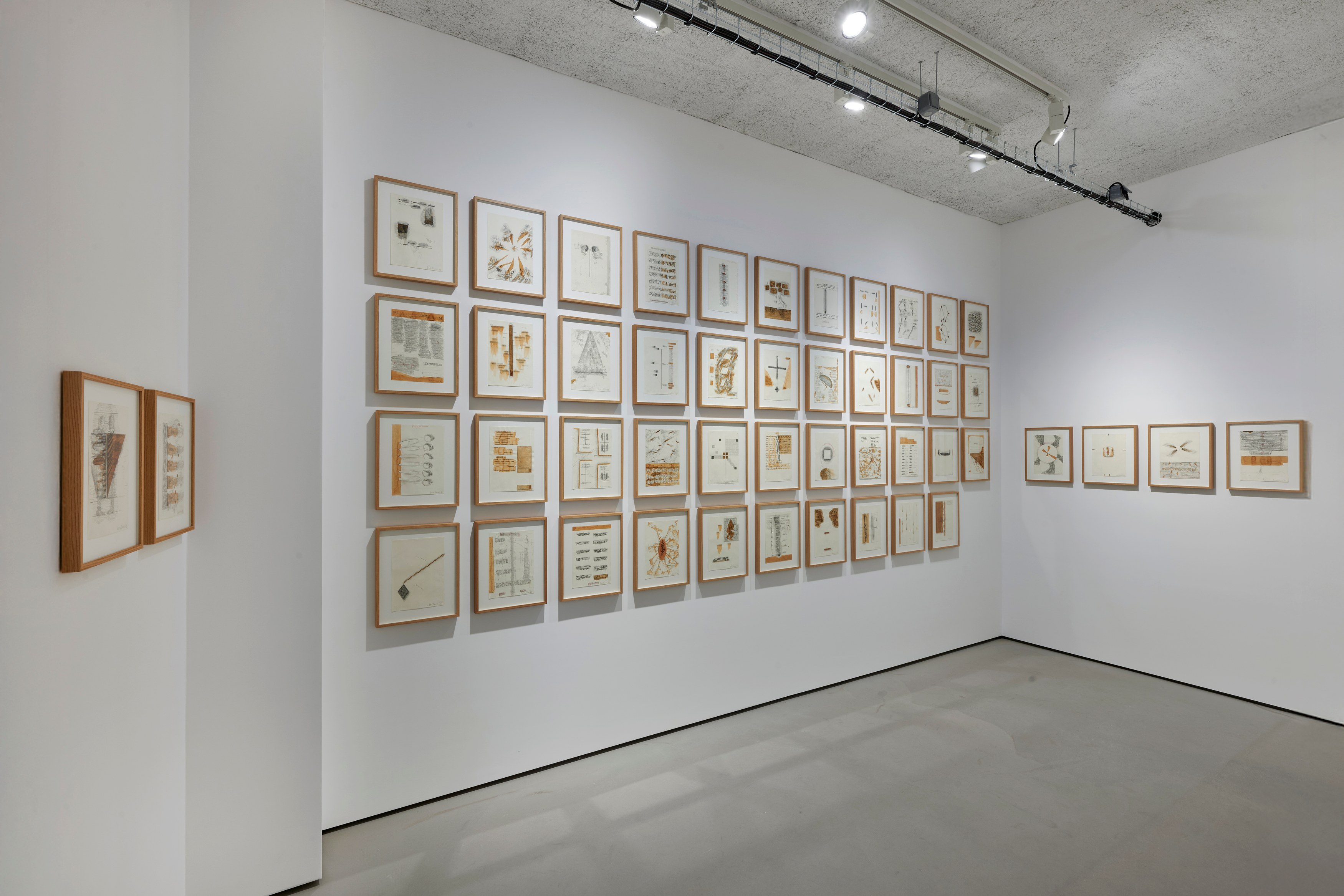 Franz Erhard Walther, Les couleurs sont des actions de la lumière... at Galerie Jocelyn Wolff, photo 24