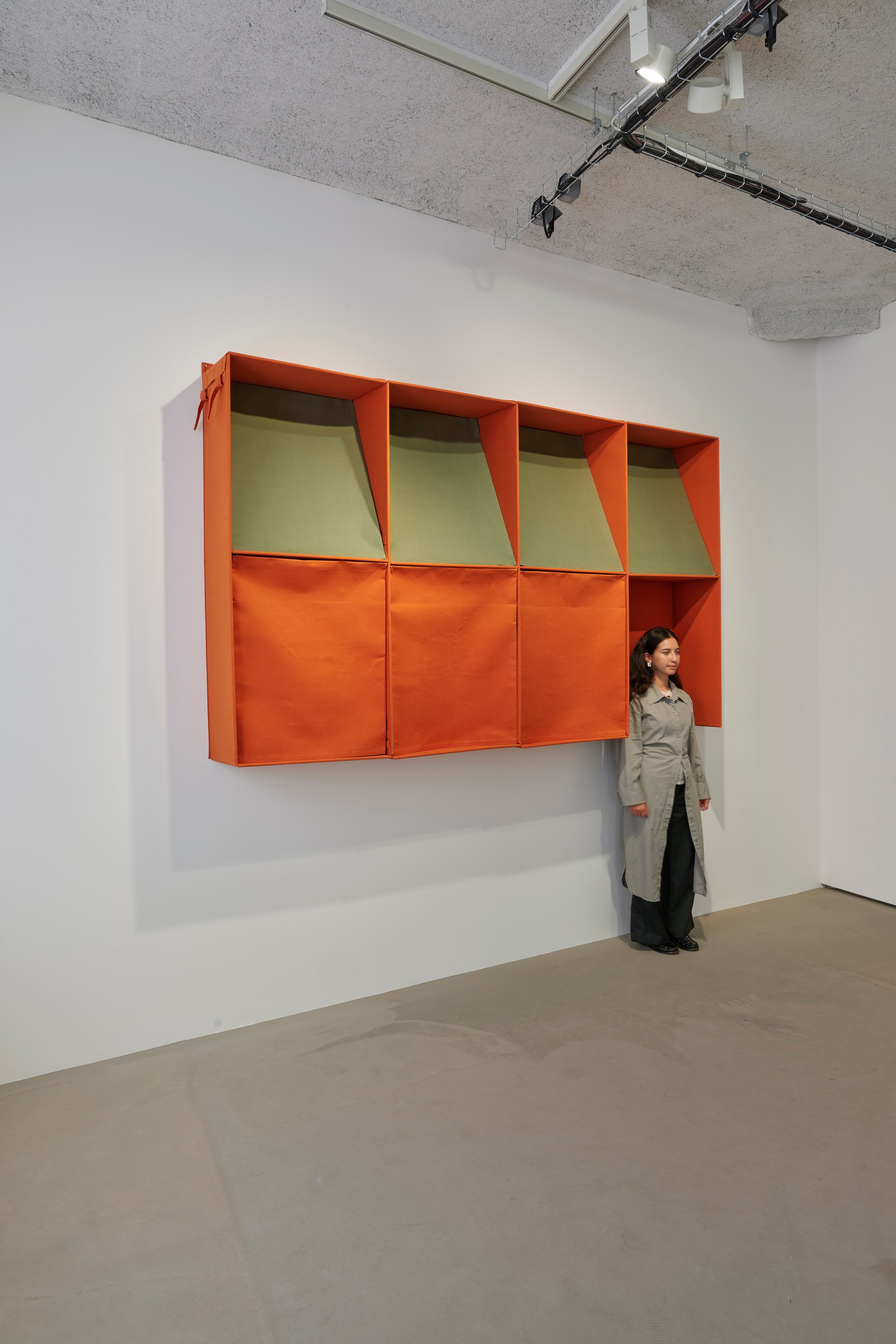 Franz Erhard Walther, Les couleurs sont des actions de la lumière... at Galerie Jocelyn Wolff, photo 26