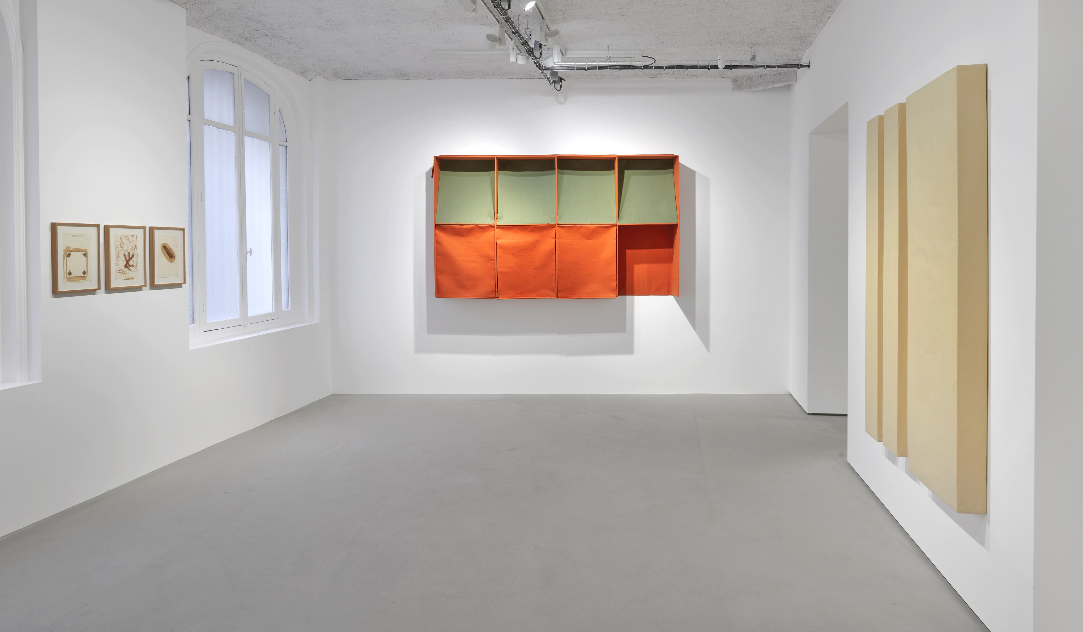 Franz Erhard Walther, Les couleurs sont des actions de la lumière... at Galerie Jocelyn Wolff, photo 28