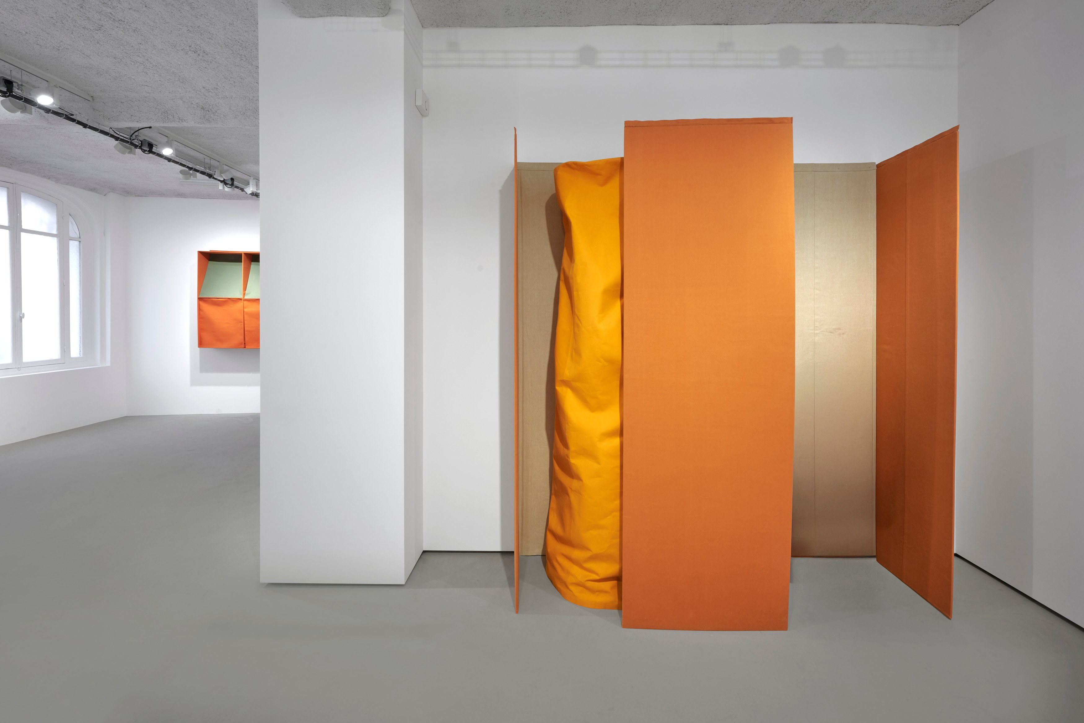 Franz Erhard Walther, Les couleurs sont des actions de la lumière... at Galerie Jocelyn Wolff, photo 29