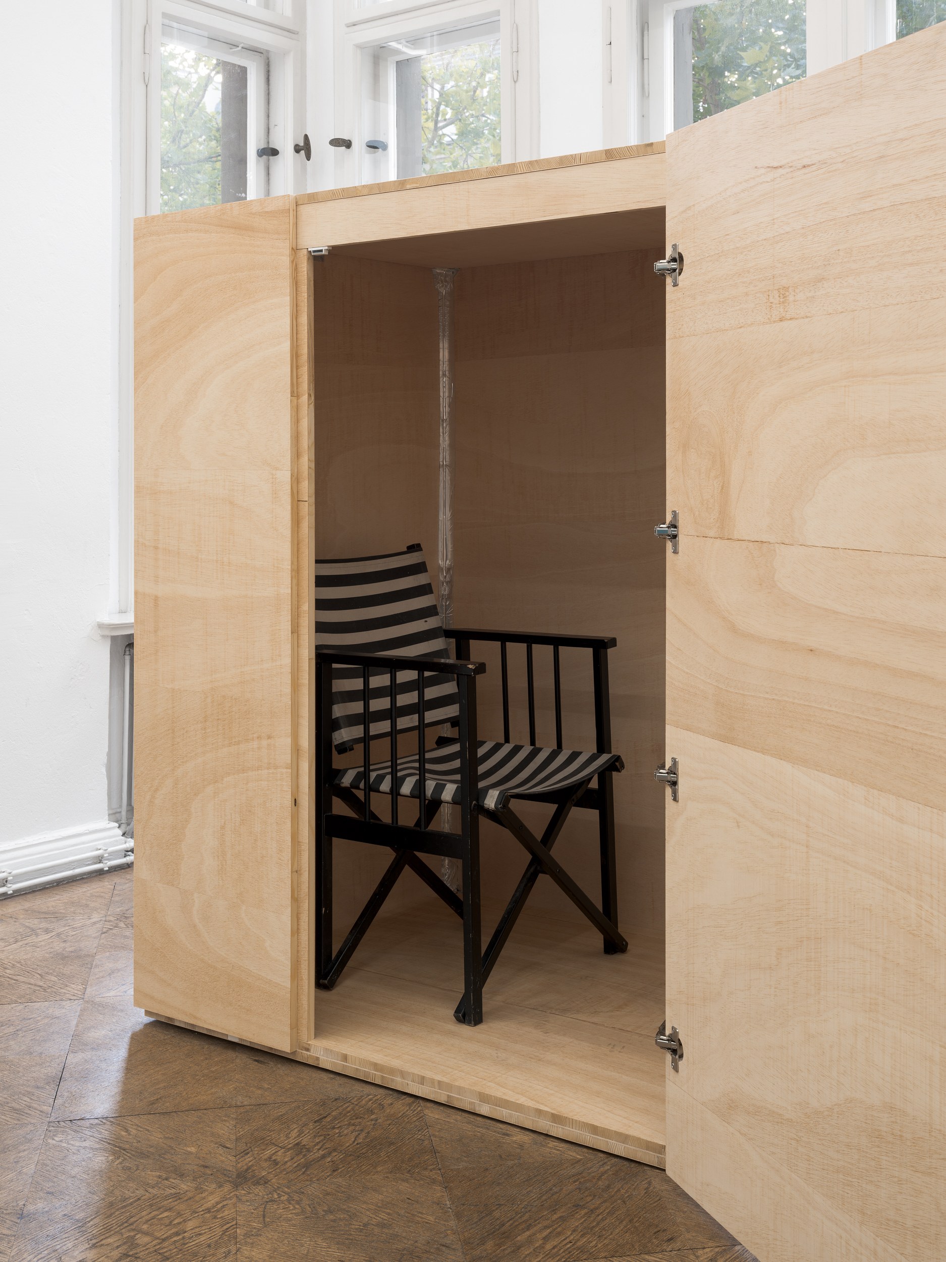 Richard Sides, Looking At Rooms In A New Light at Schiefe Zähne, photo 3