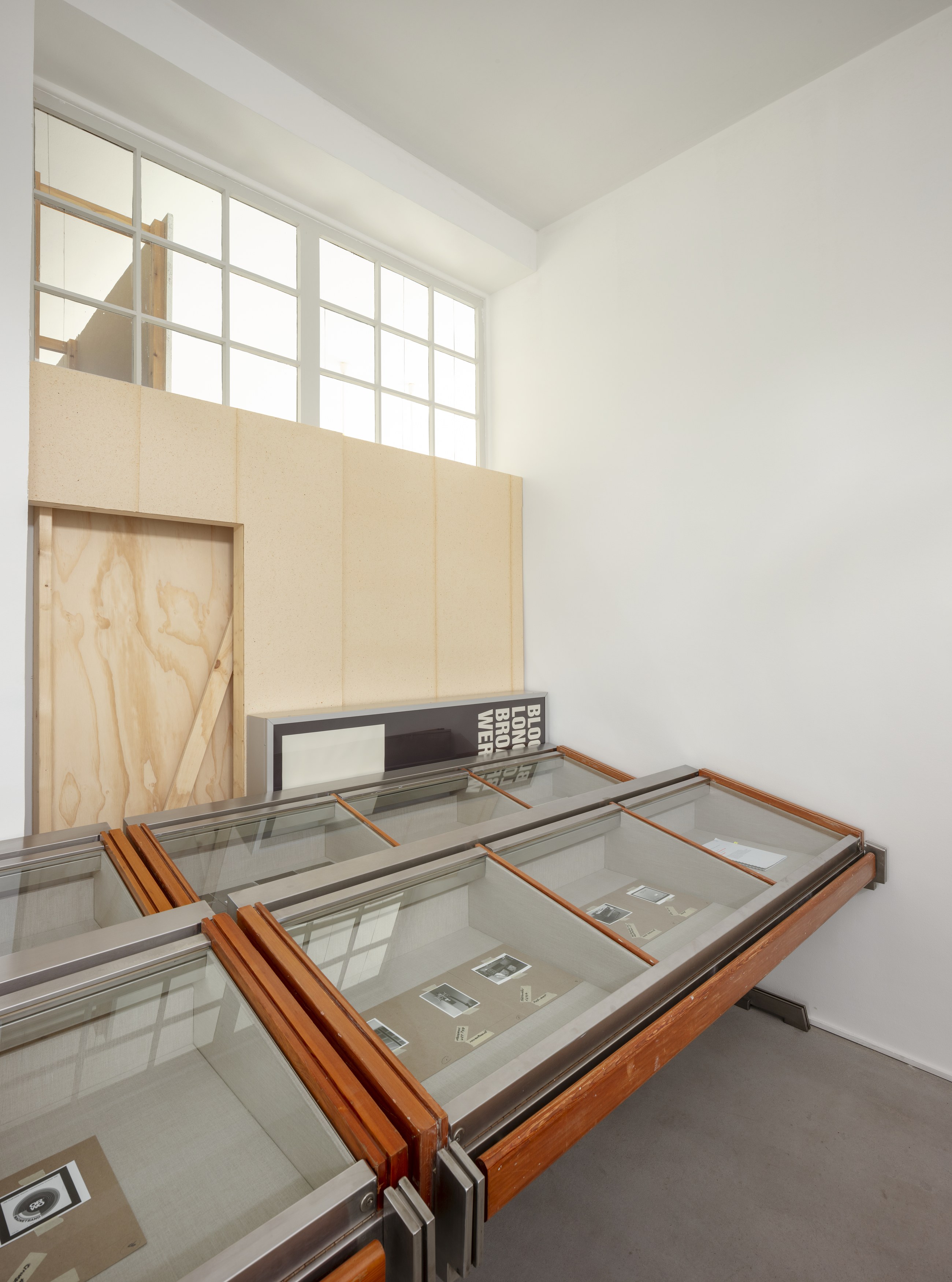 Christopher Williams, Blocking Templates at Sammlung Haubrok and Paris Bar, Berlin, photo 42