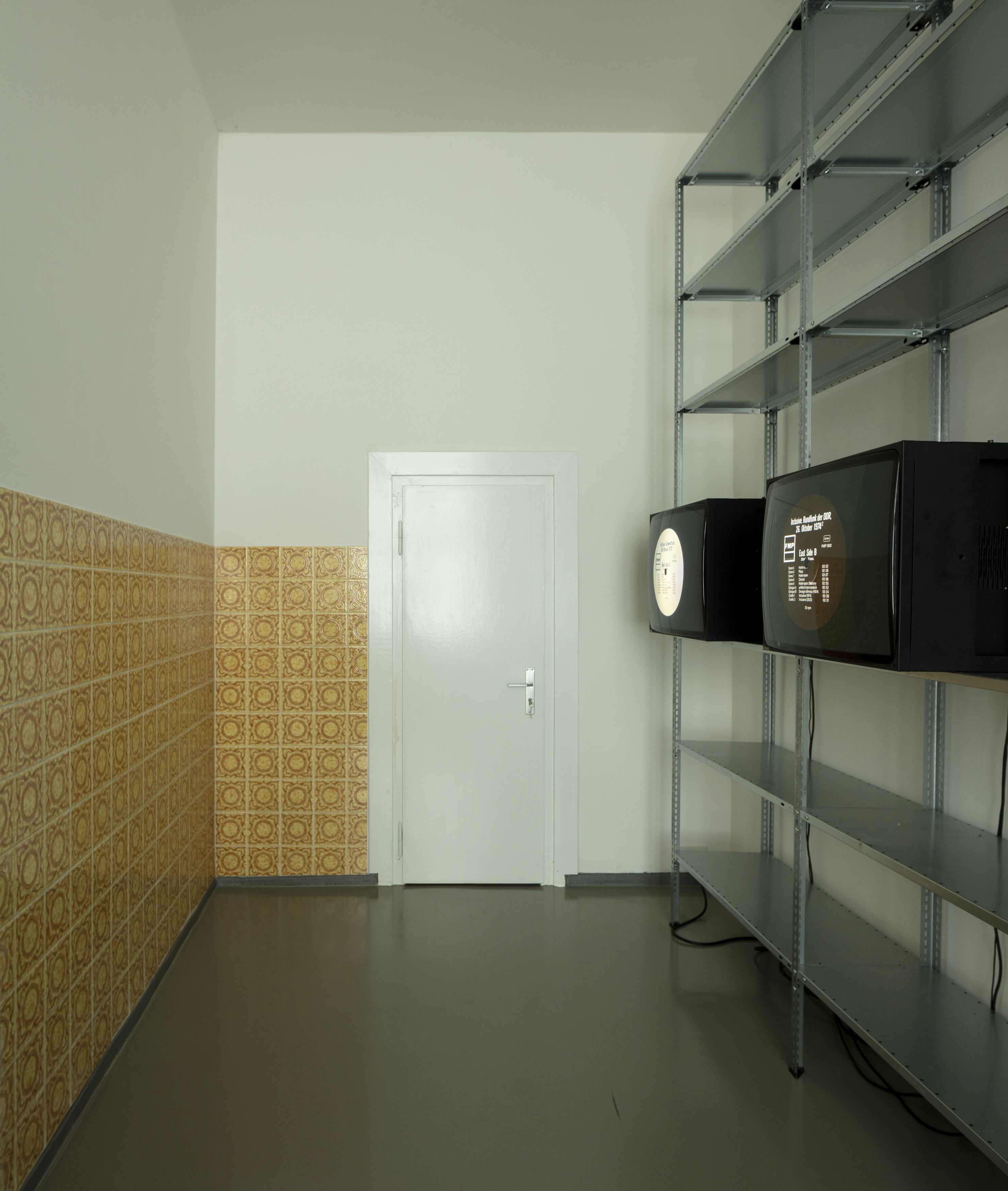 Christopher Williams, Blocking Templates at Sammlung Haubrok and Paris Bar, Berlin, photo 38