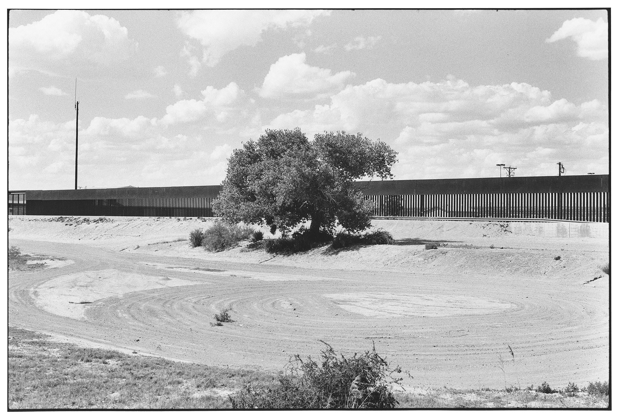 Zoe Leonard, A View from the Levee at Capitain Petzel, photo 29