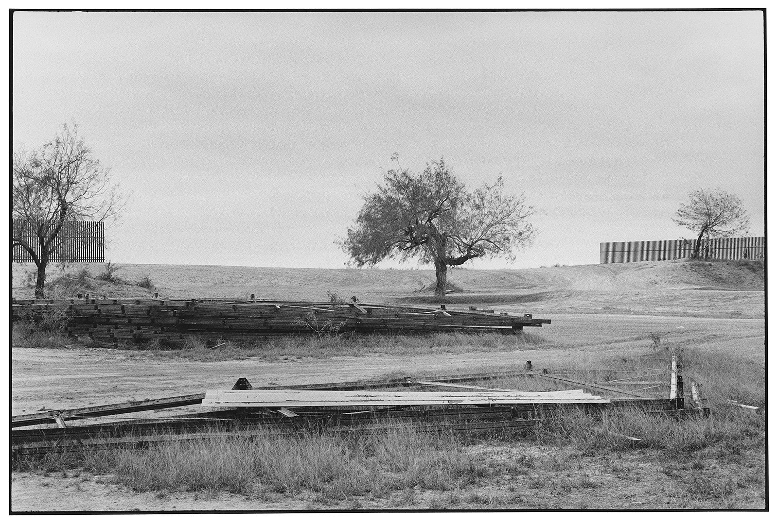 Zoe Leonard, A View from the Levee at Capitain Petzel, photo 30